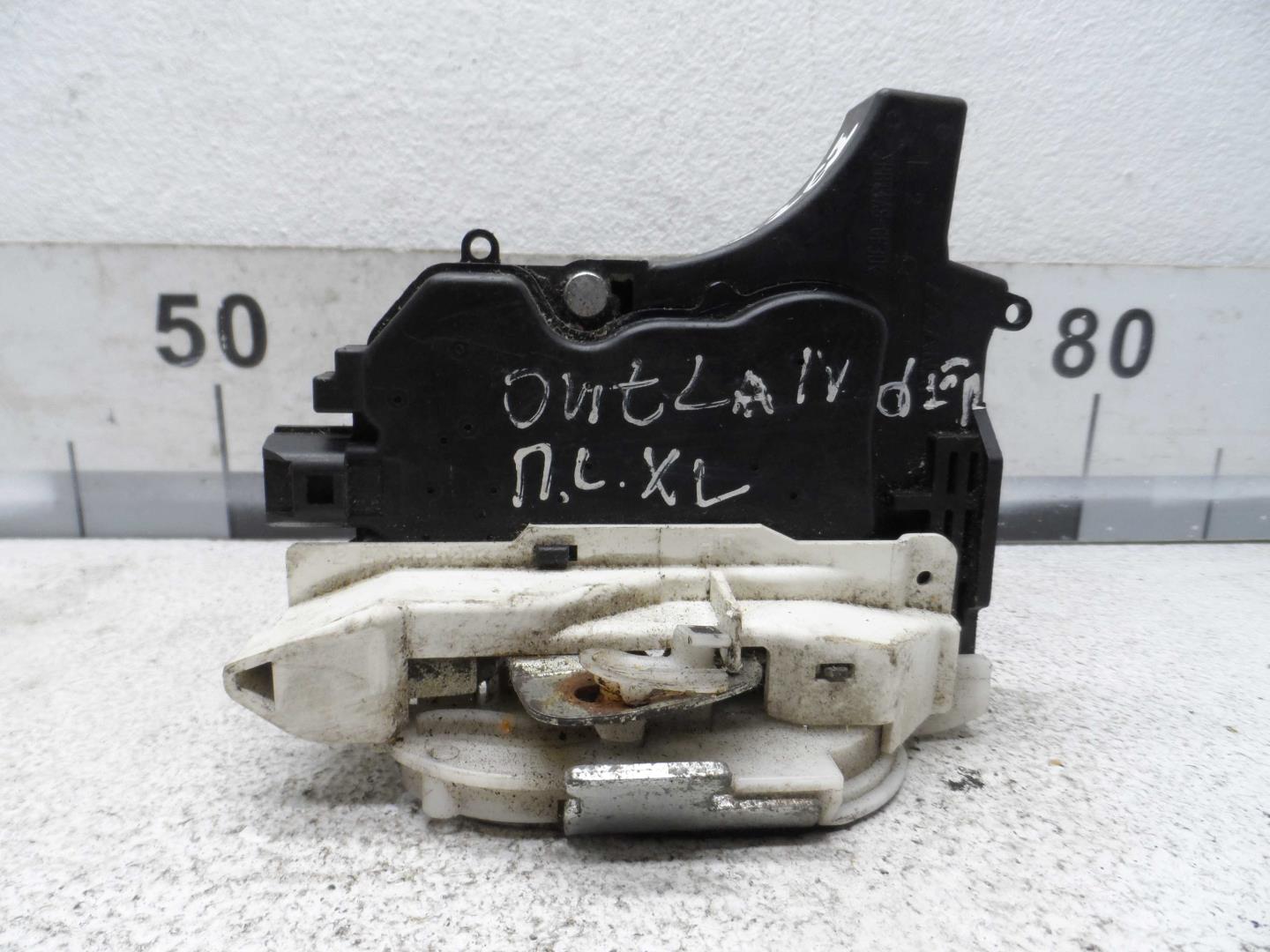 Замок двери передней левой