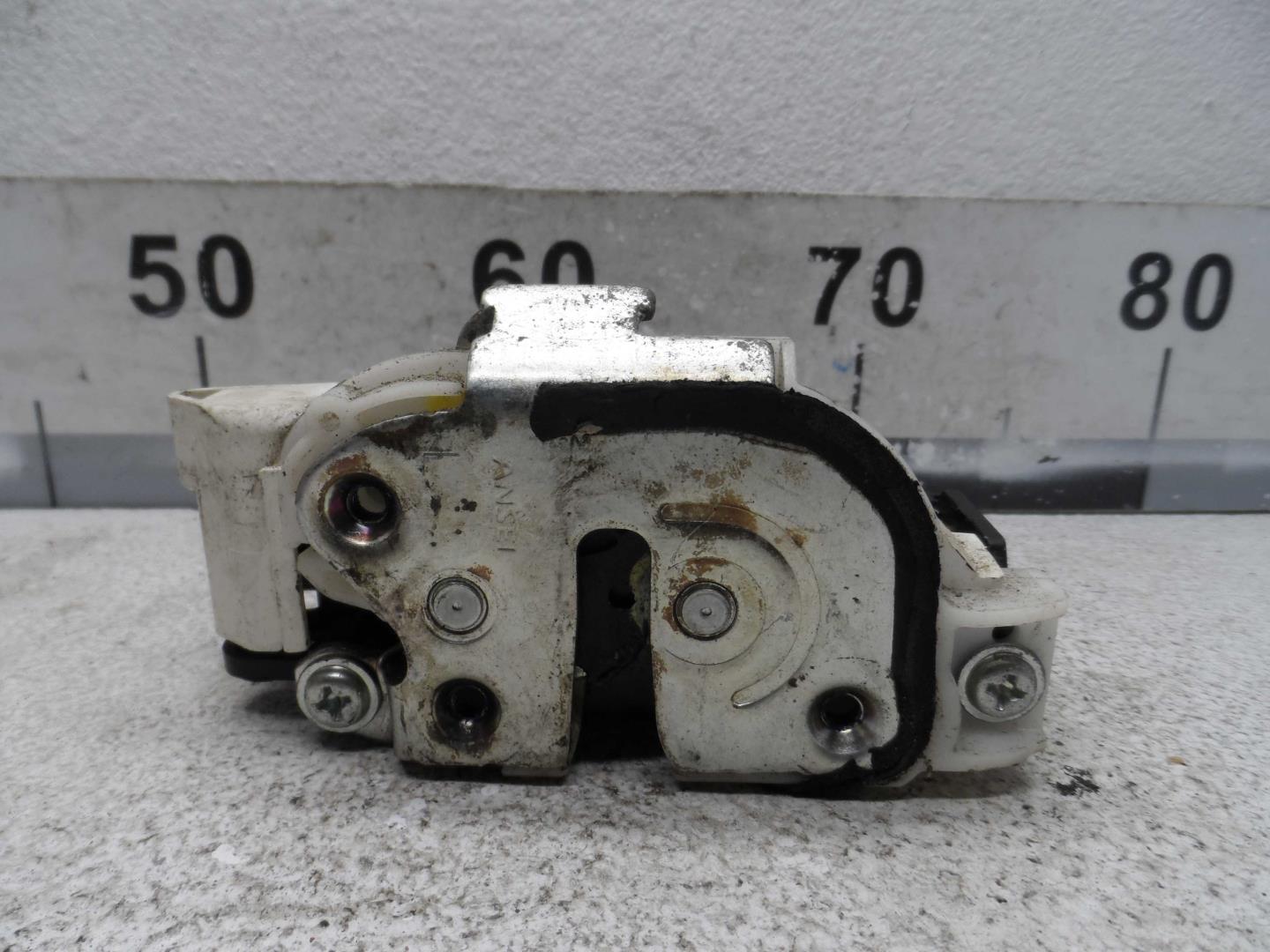 Замок двери передней левой