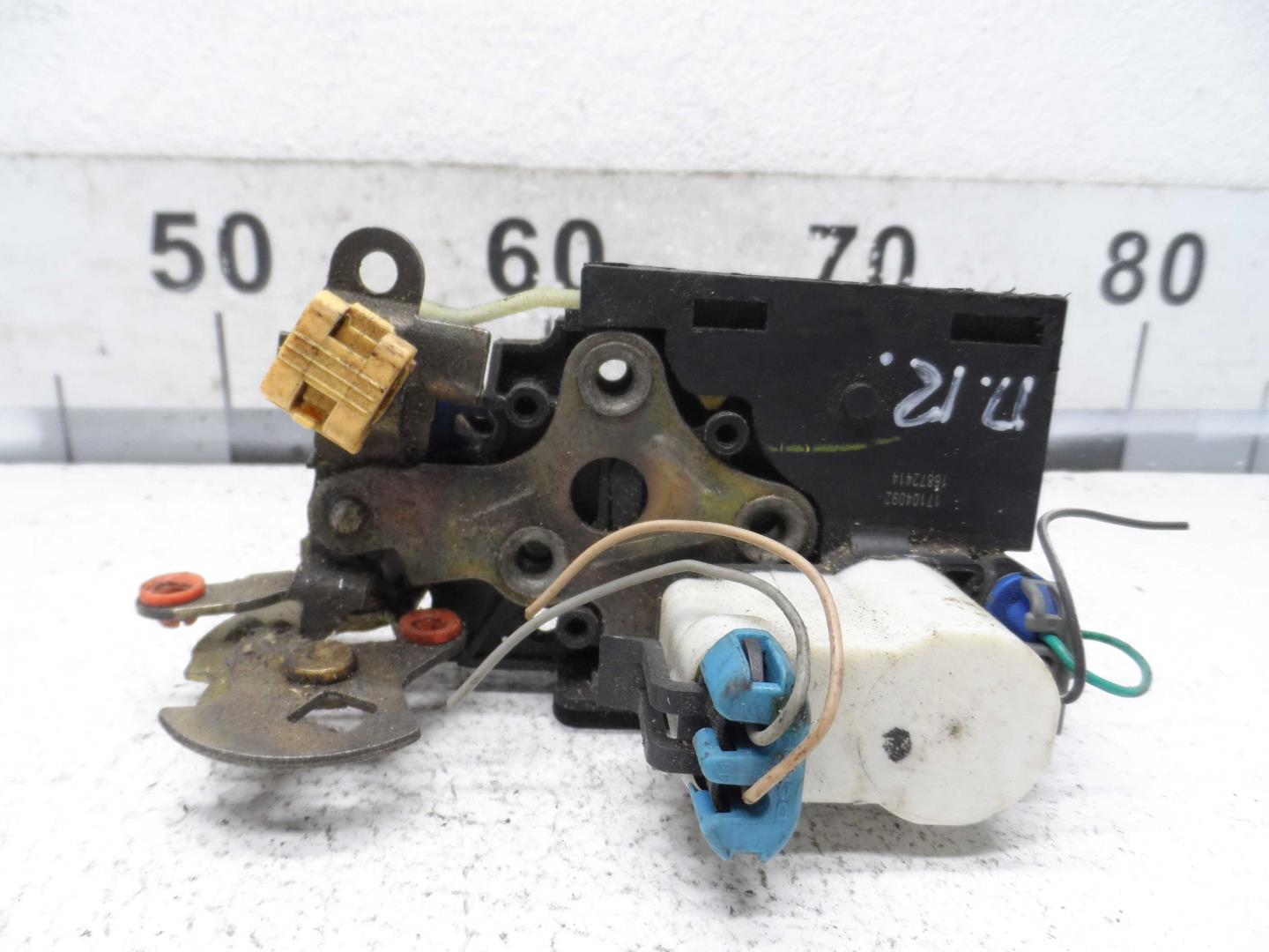 Замок двери передней правой