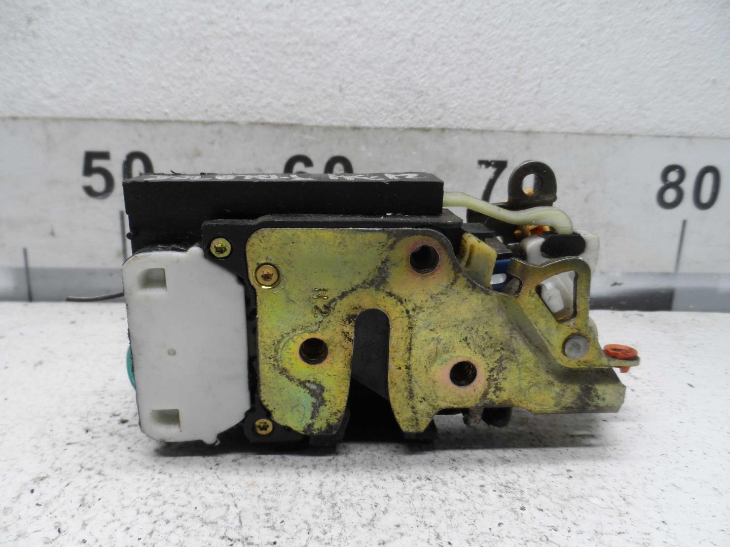 Замок двери передней правой