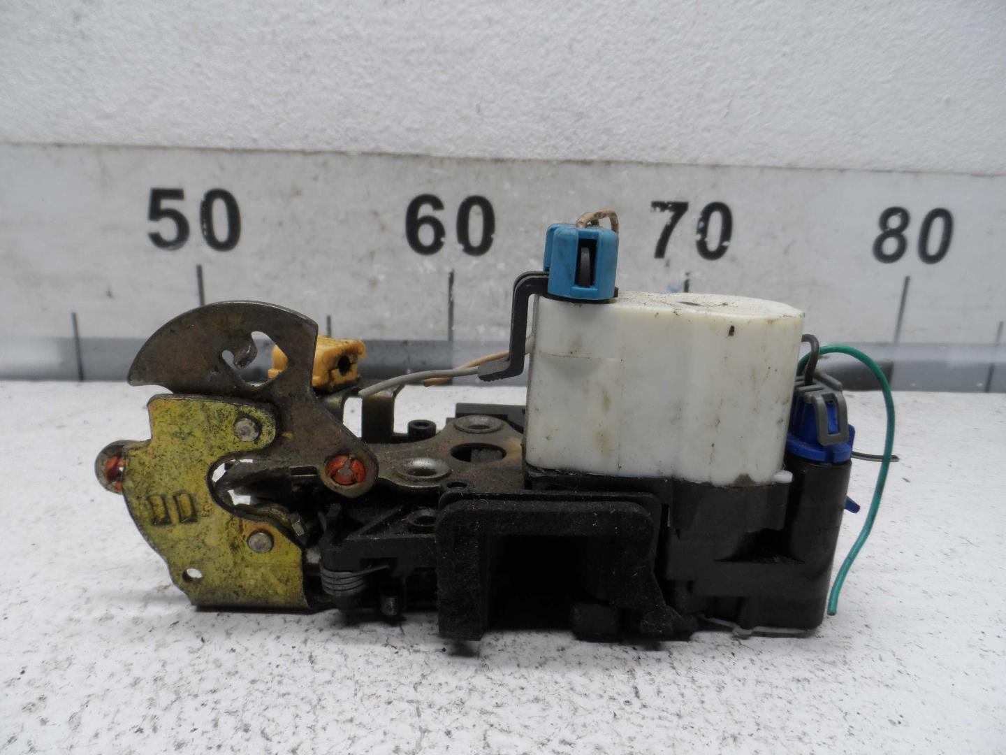 Замок двери передней правой