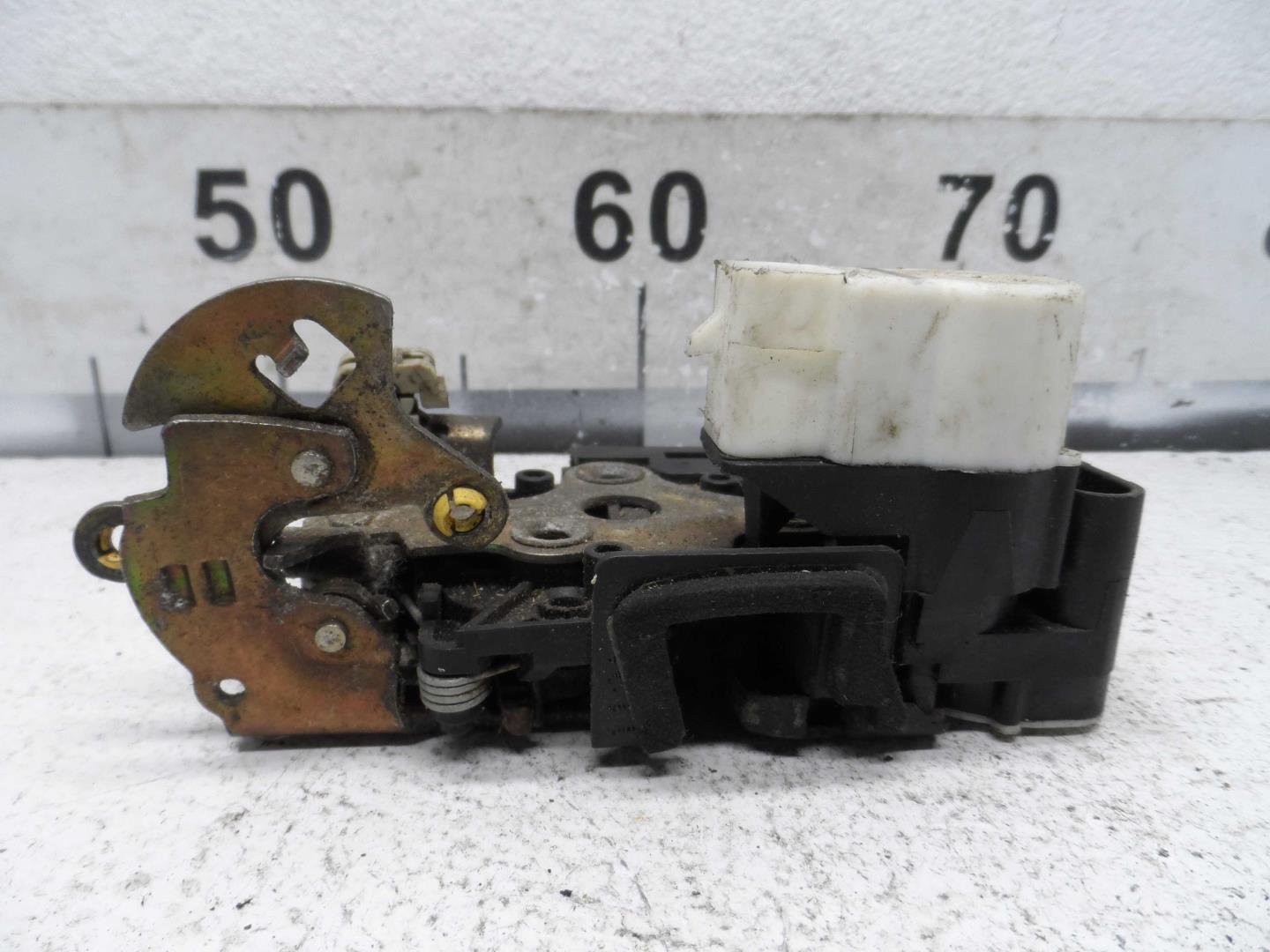 Замок двери передней правой