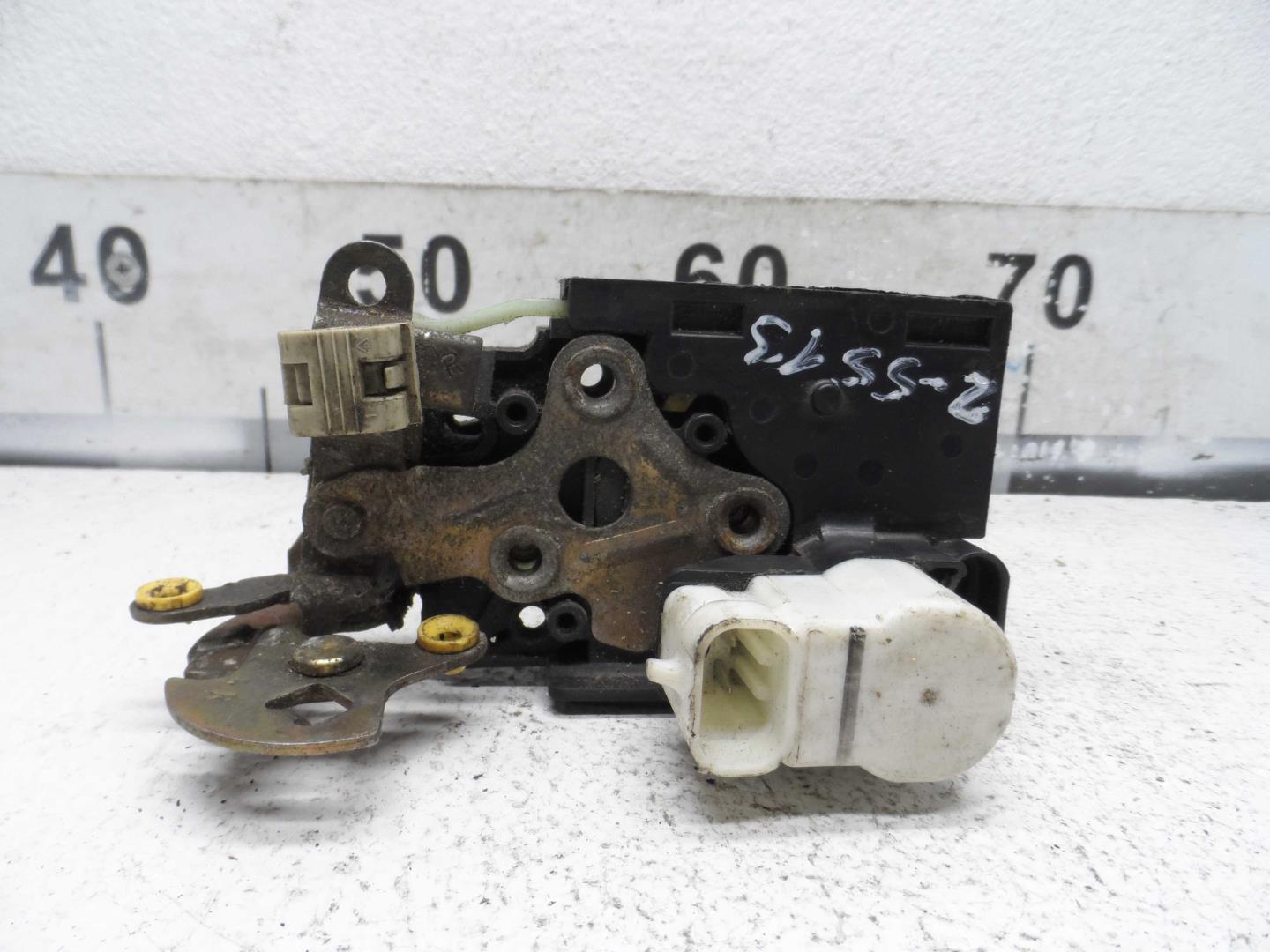 Замок двери передней правой