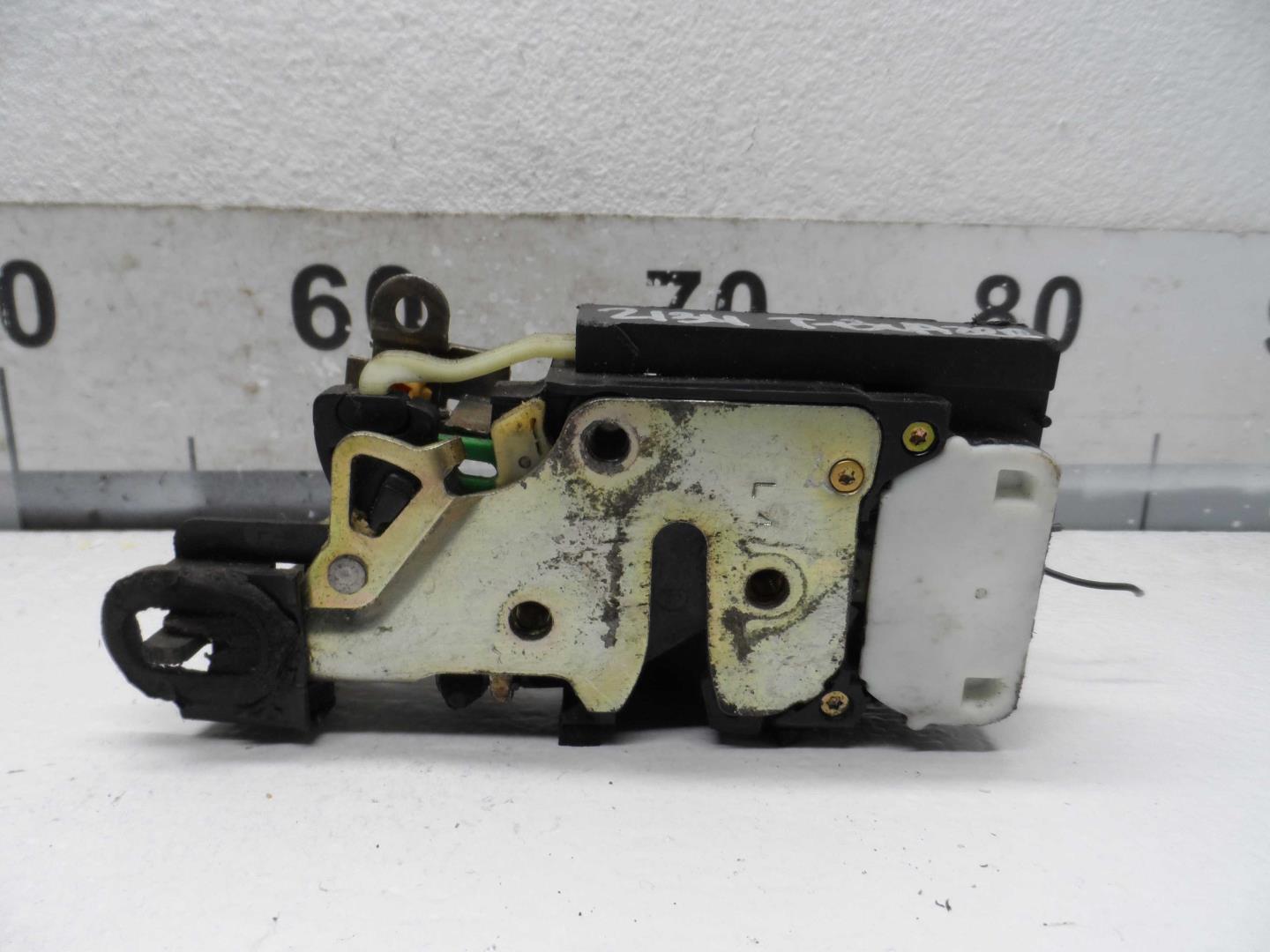 Замок двери задней левой