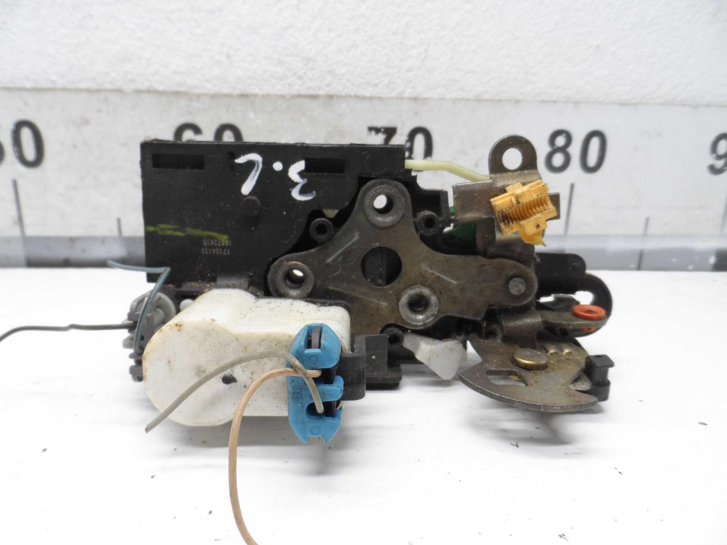 Замок двери задней левой