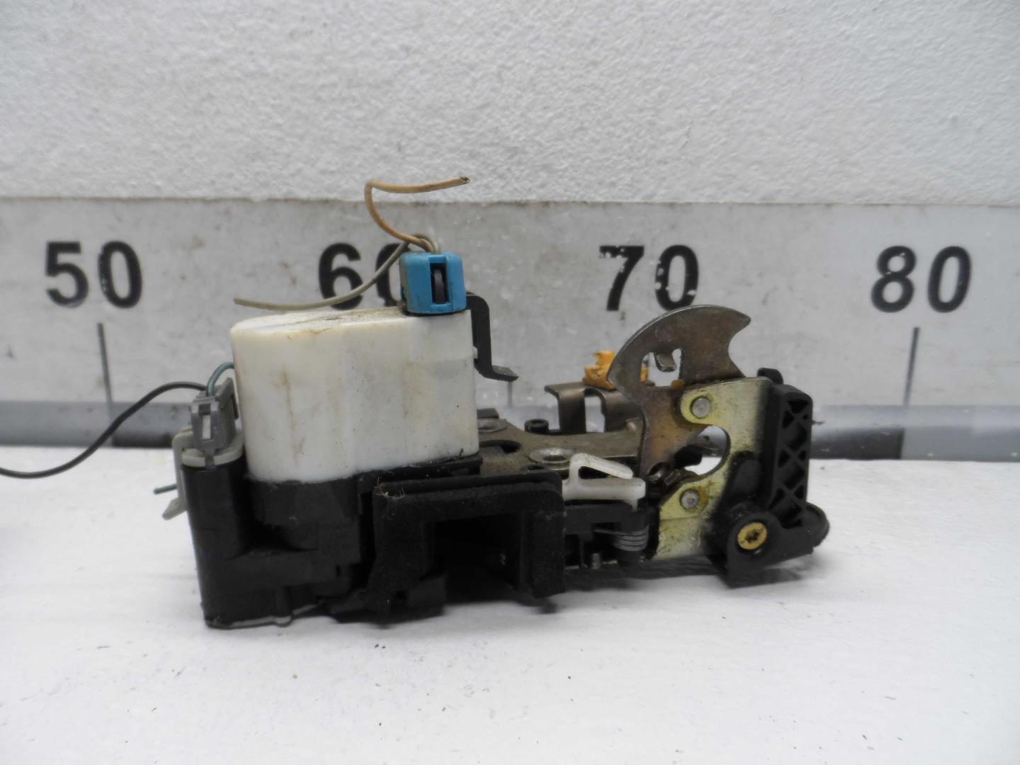 Замок двери задней левой