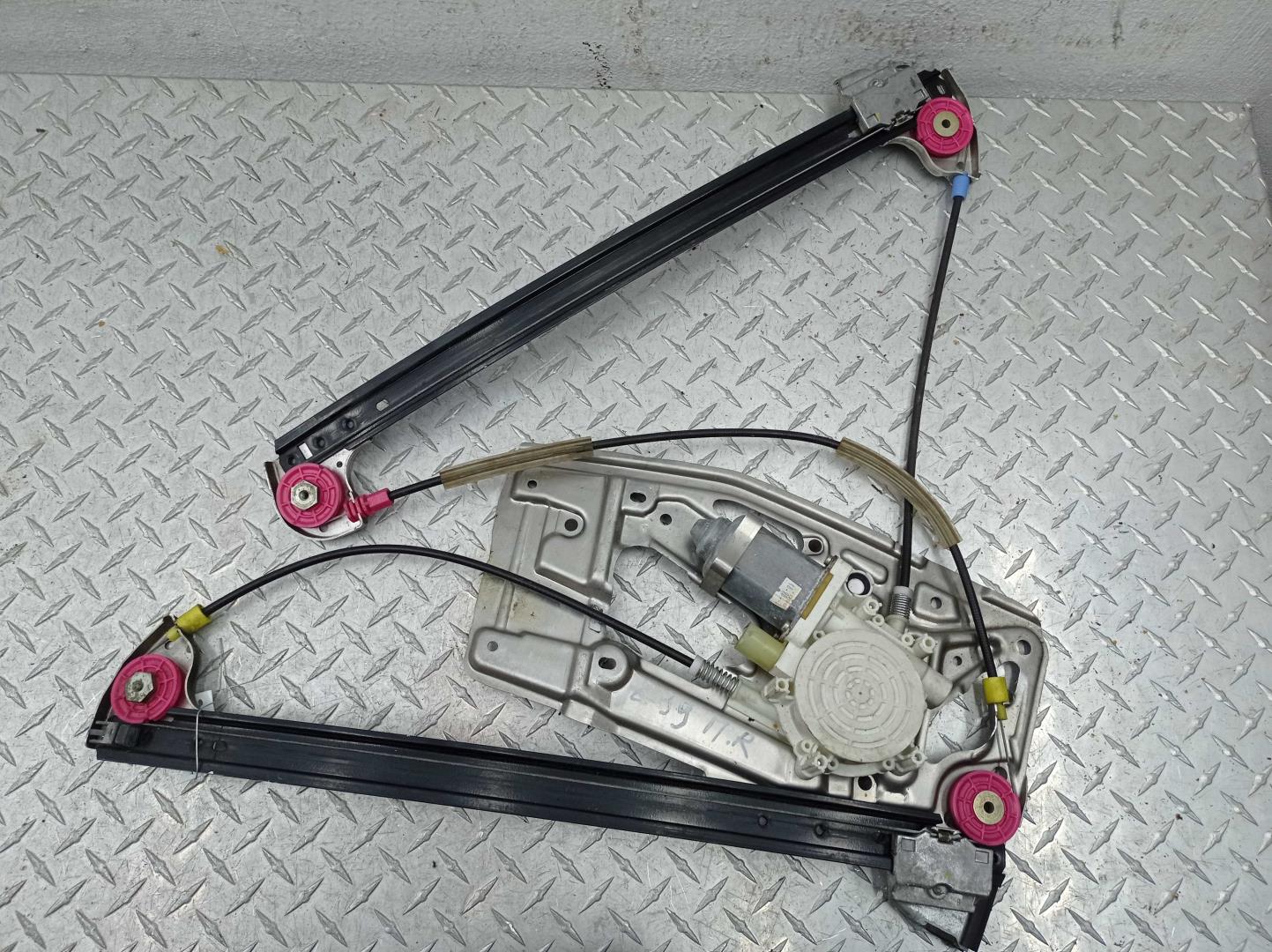 Стеклоподъемник электр. передний правый