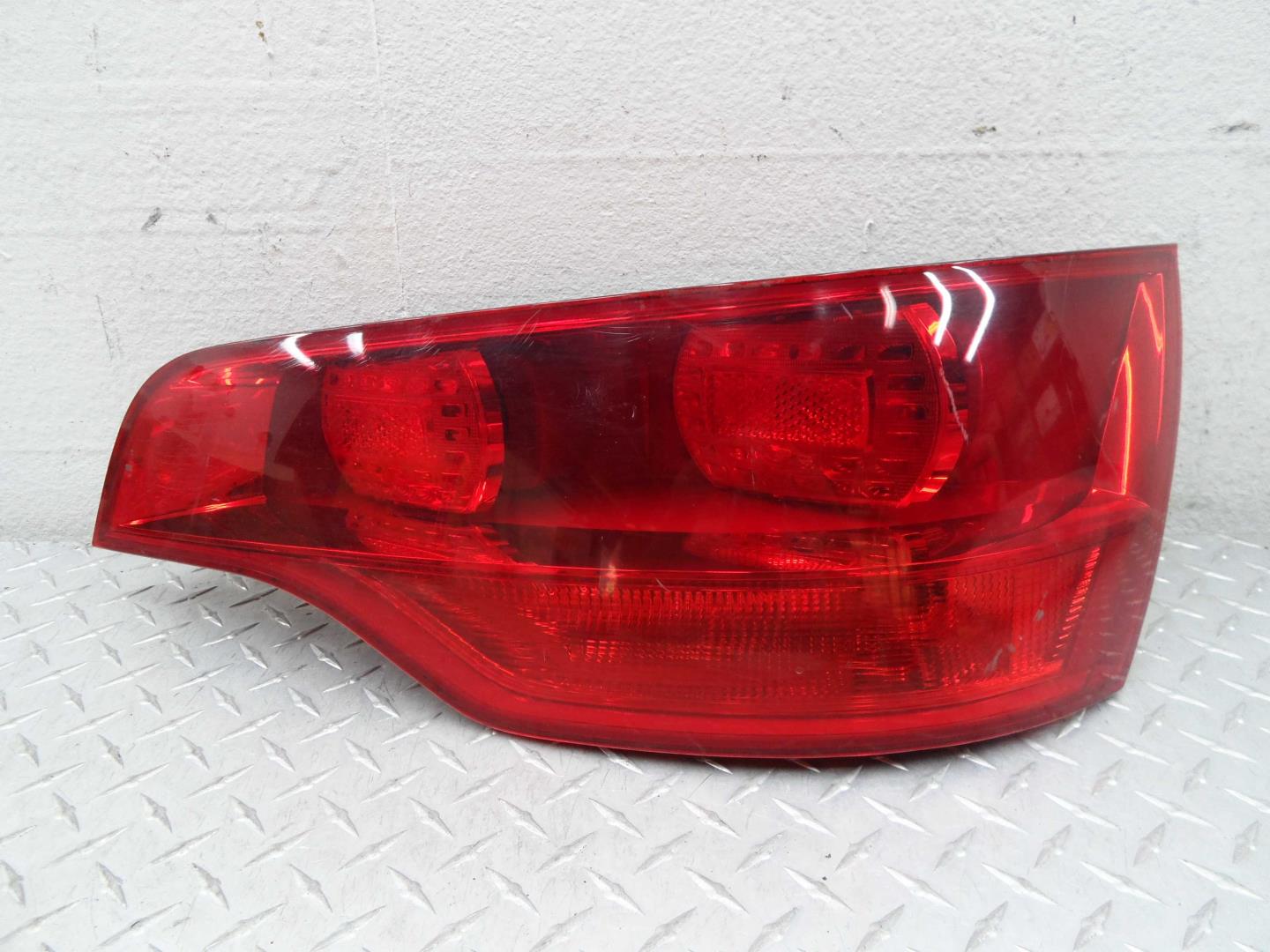 Фонарь задний наружный правый