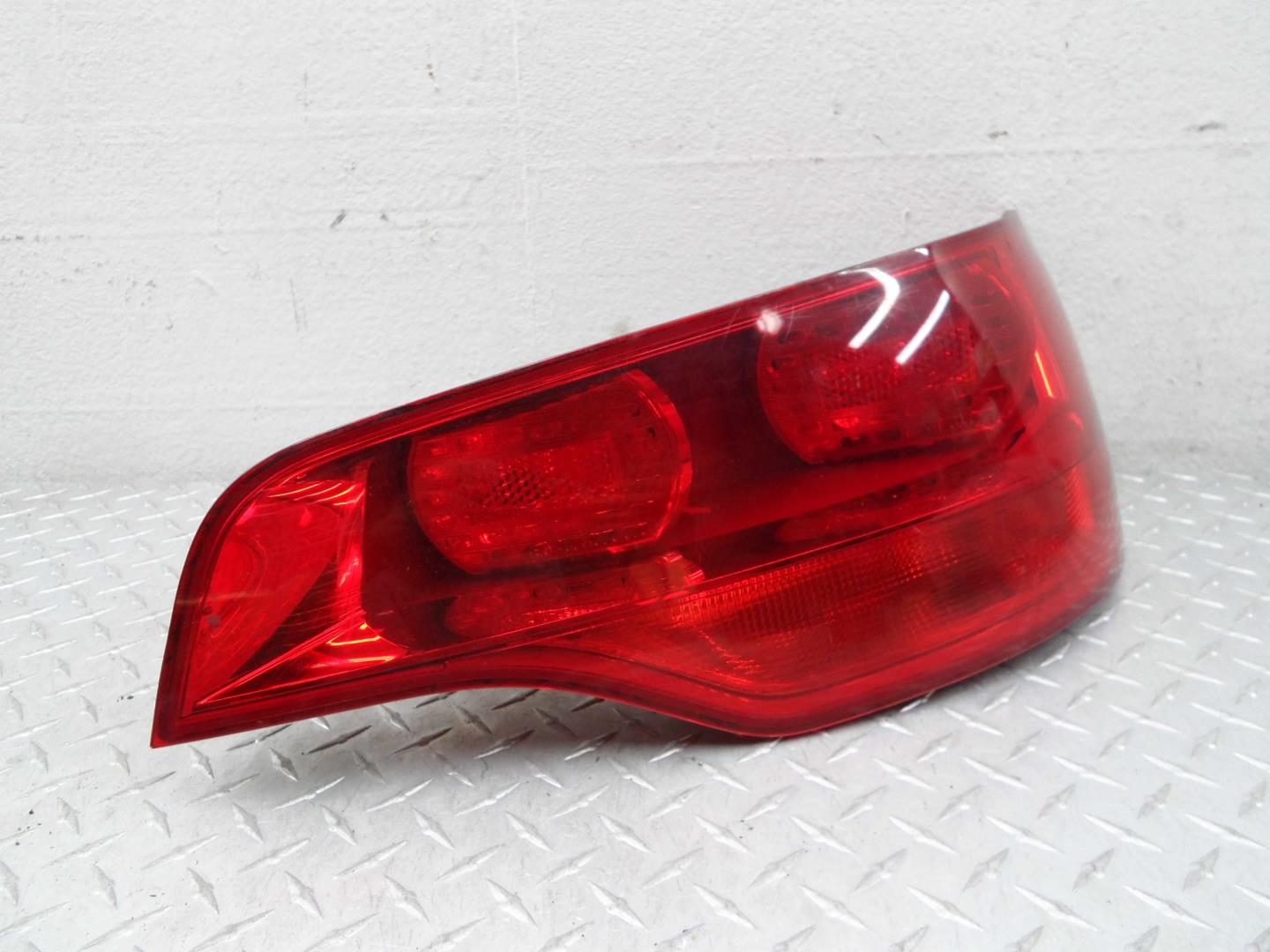 Фонарь задний наружный правый