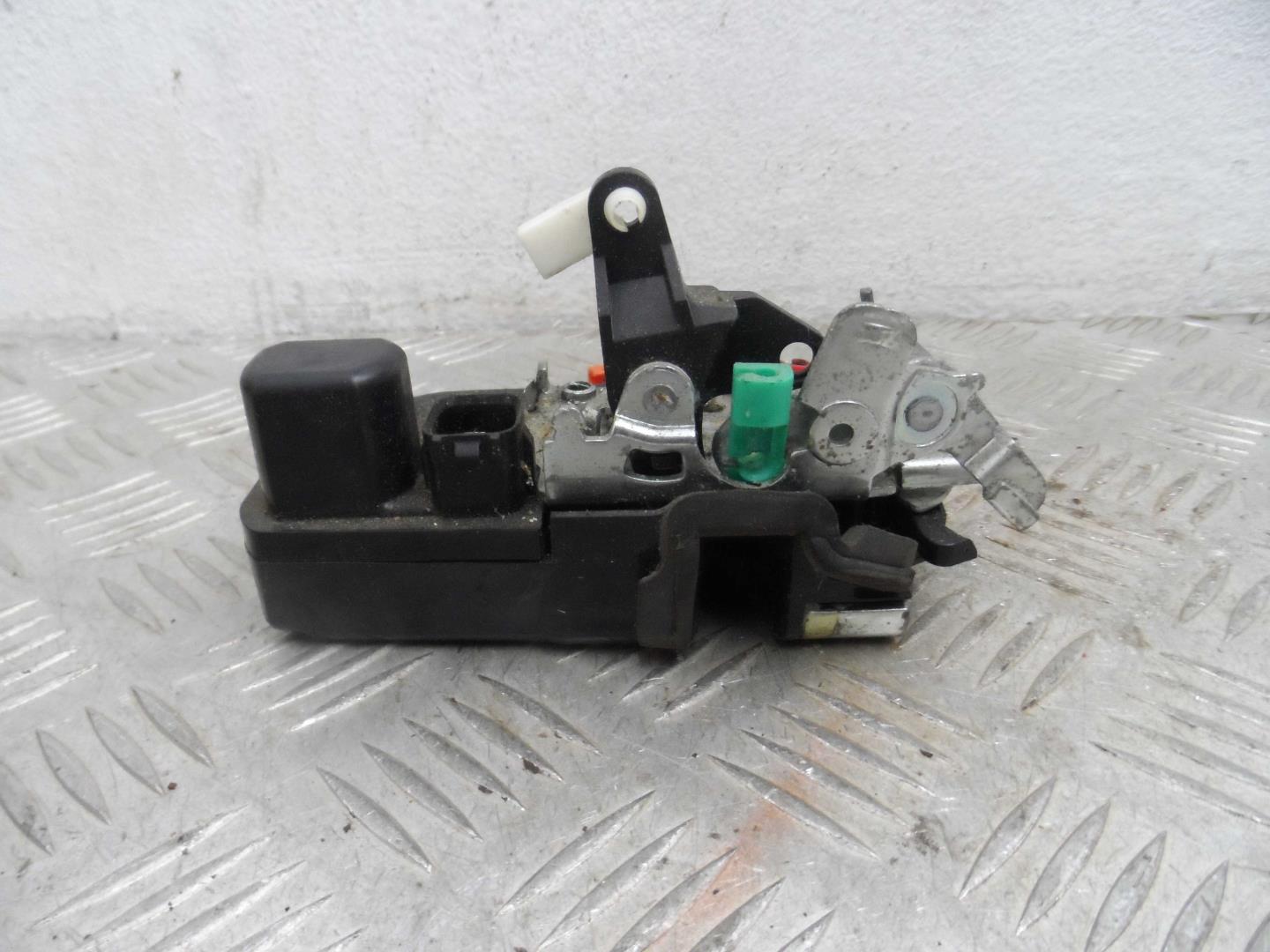 Замок двери передней левой