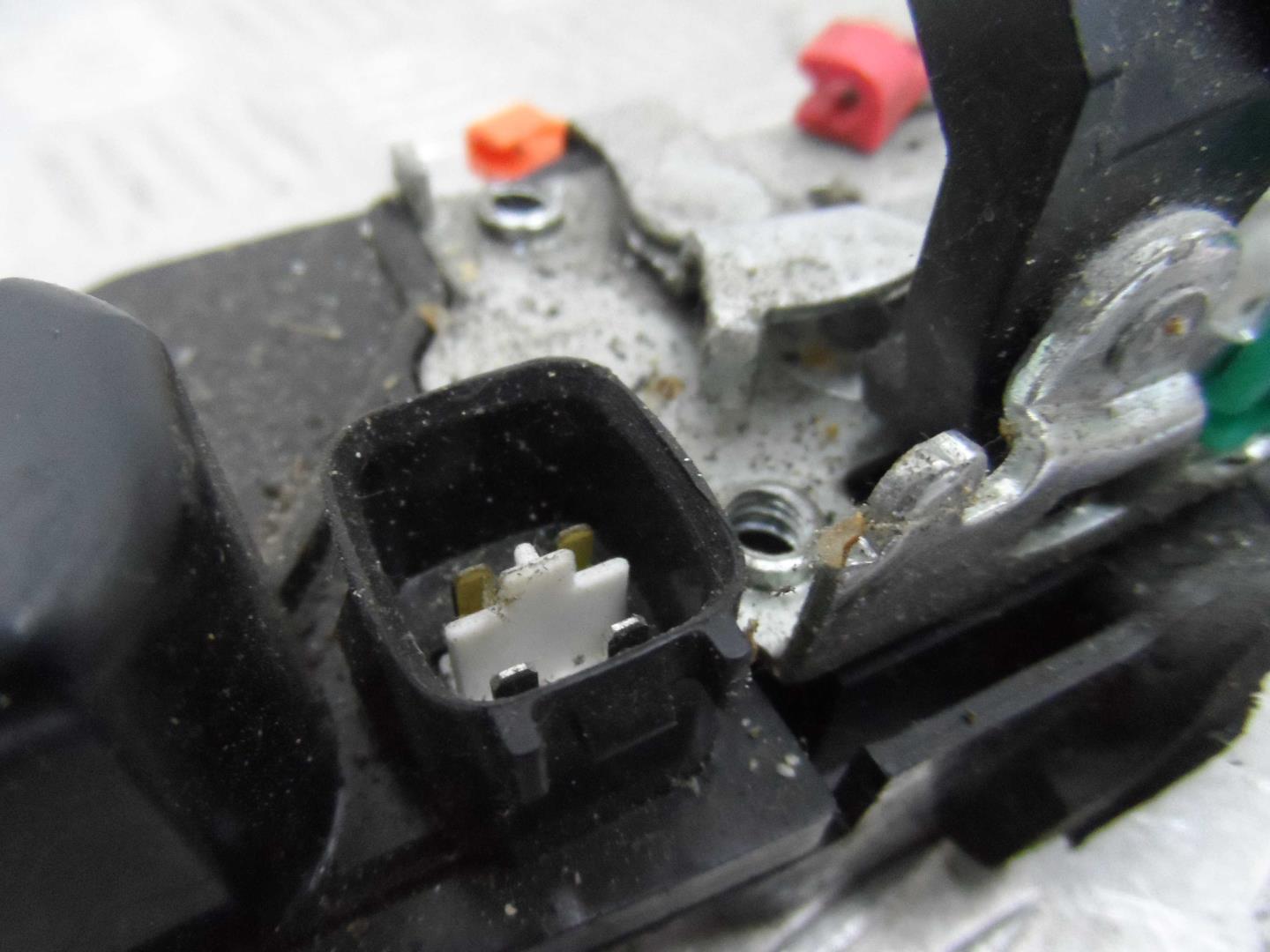 Замок двери передней левой