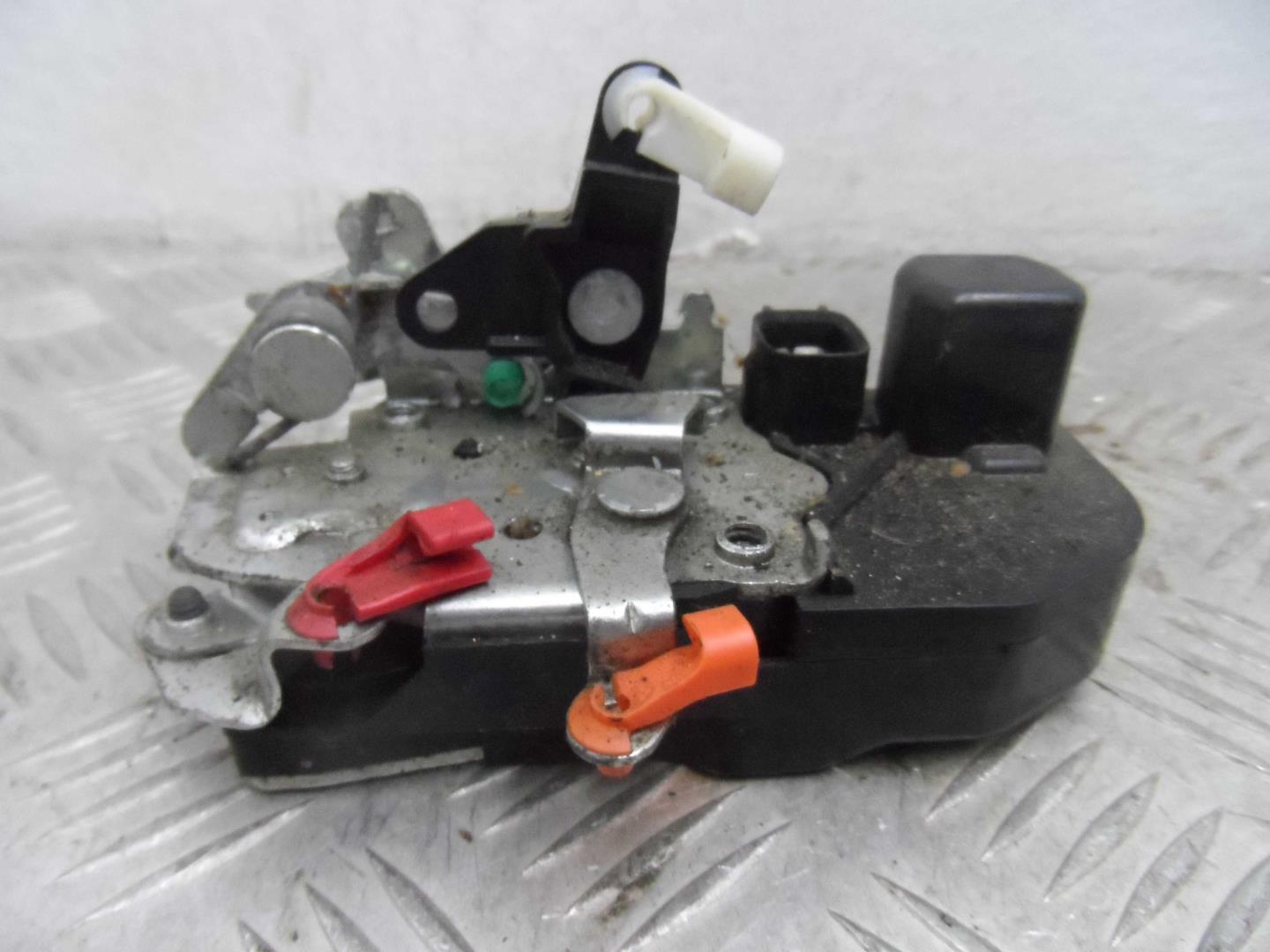 Замок двери передней левой