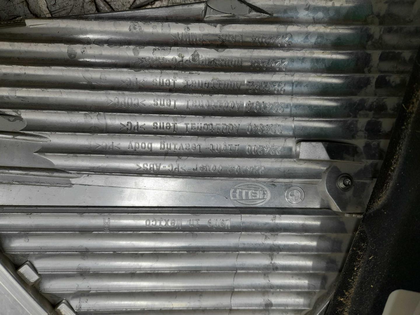 Фонарь задний наружный правый