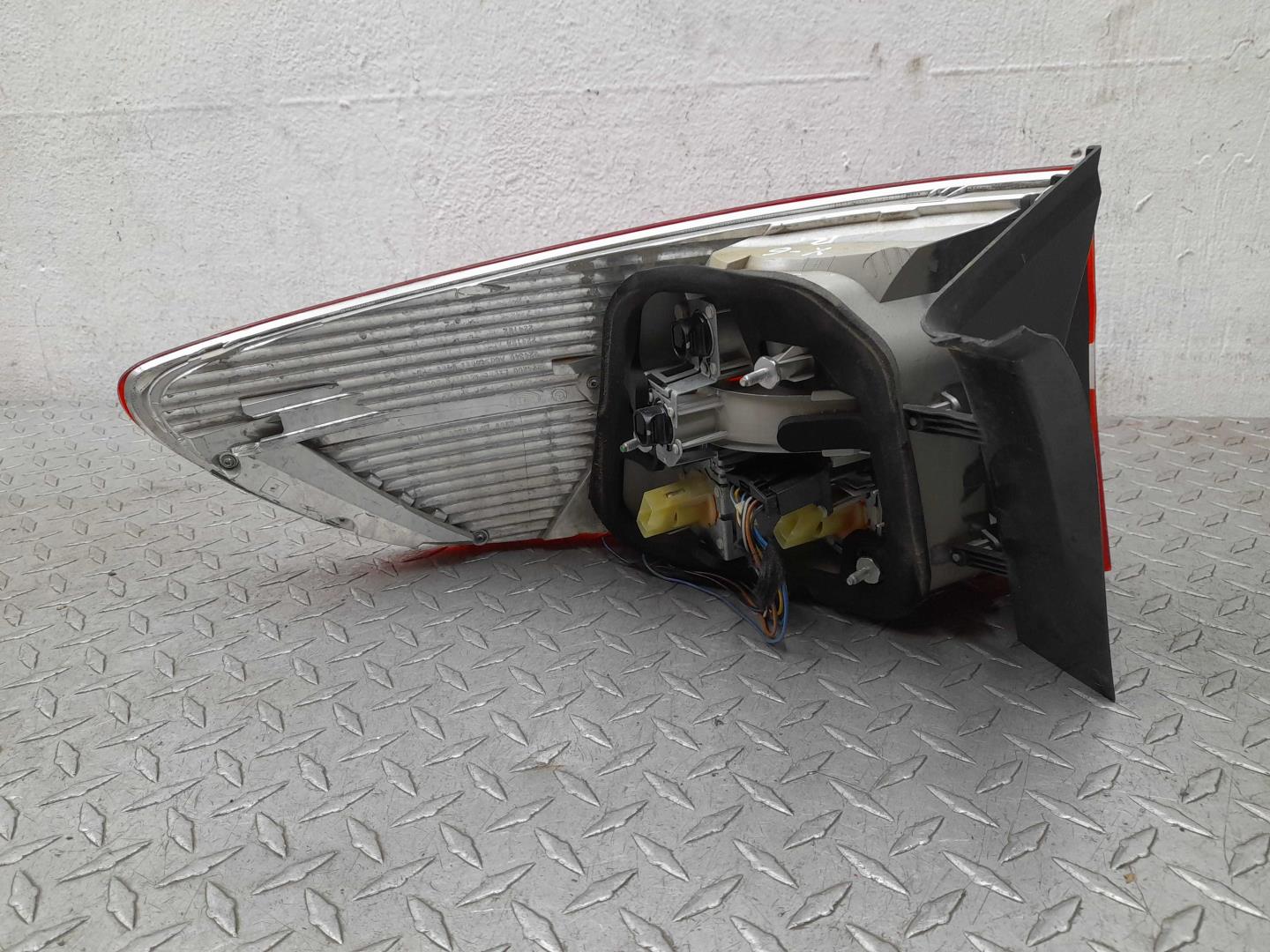 Фонарь задний наружный правый