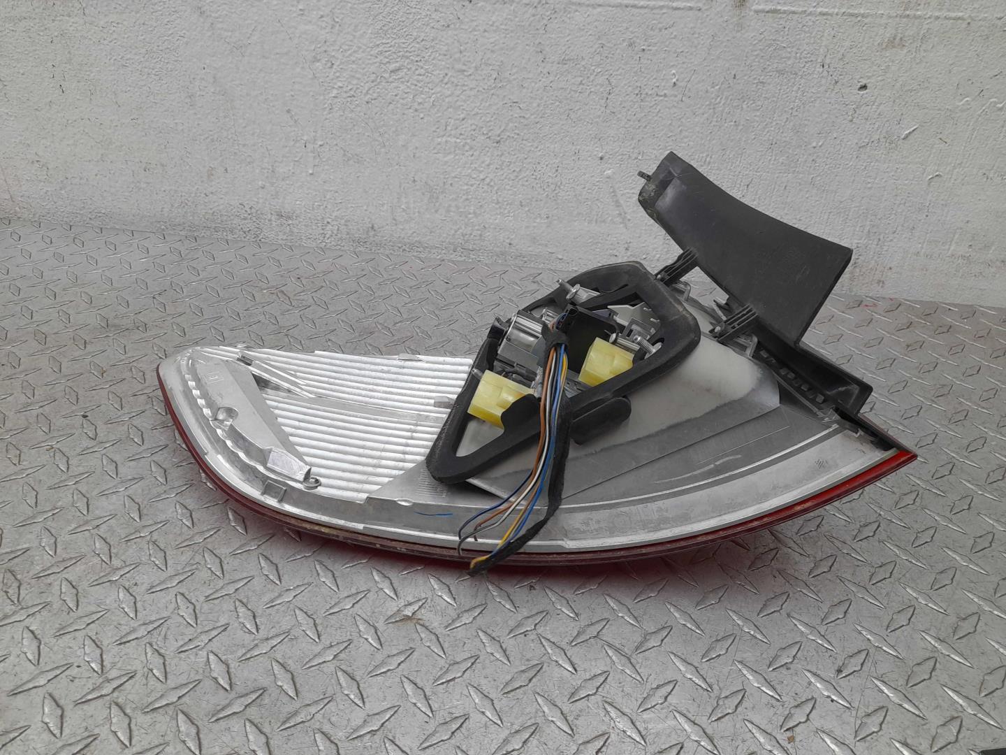 Фонарь задний наружный правый