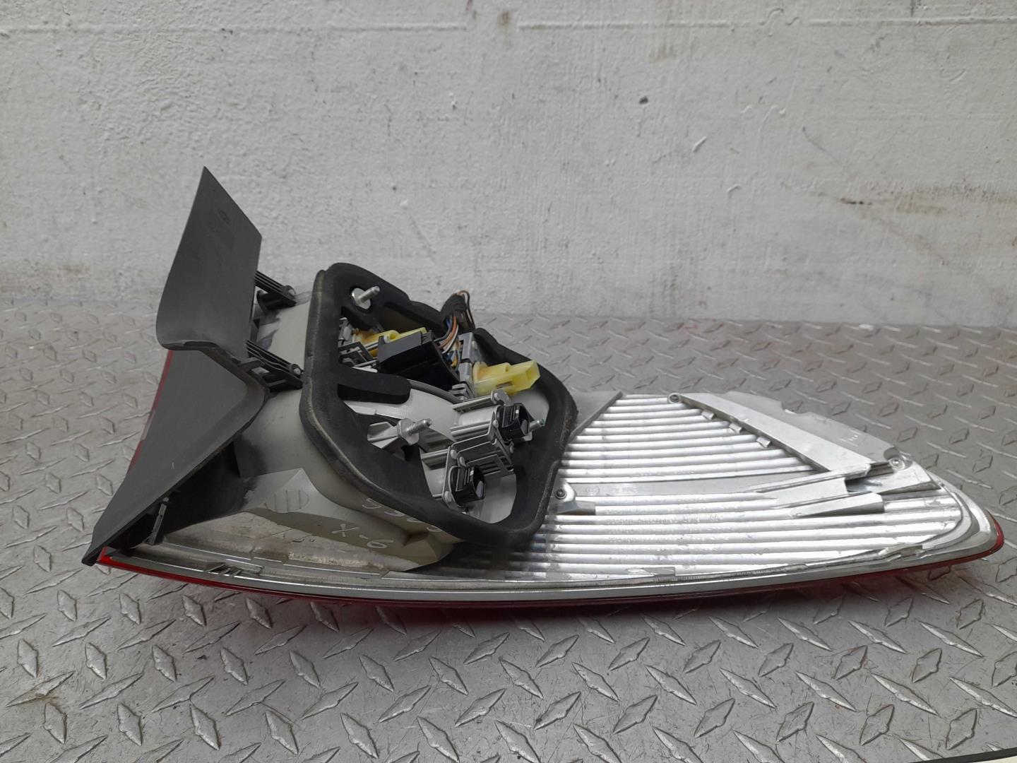 Фонарь задний наружный правый