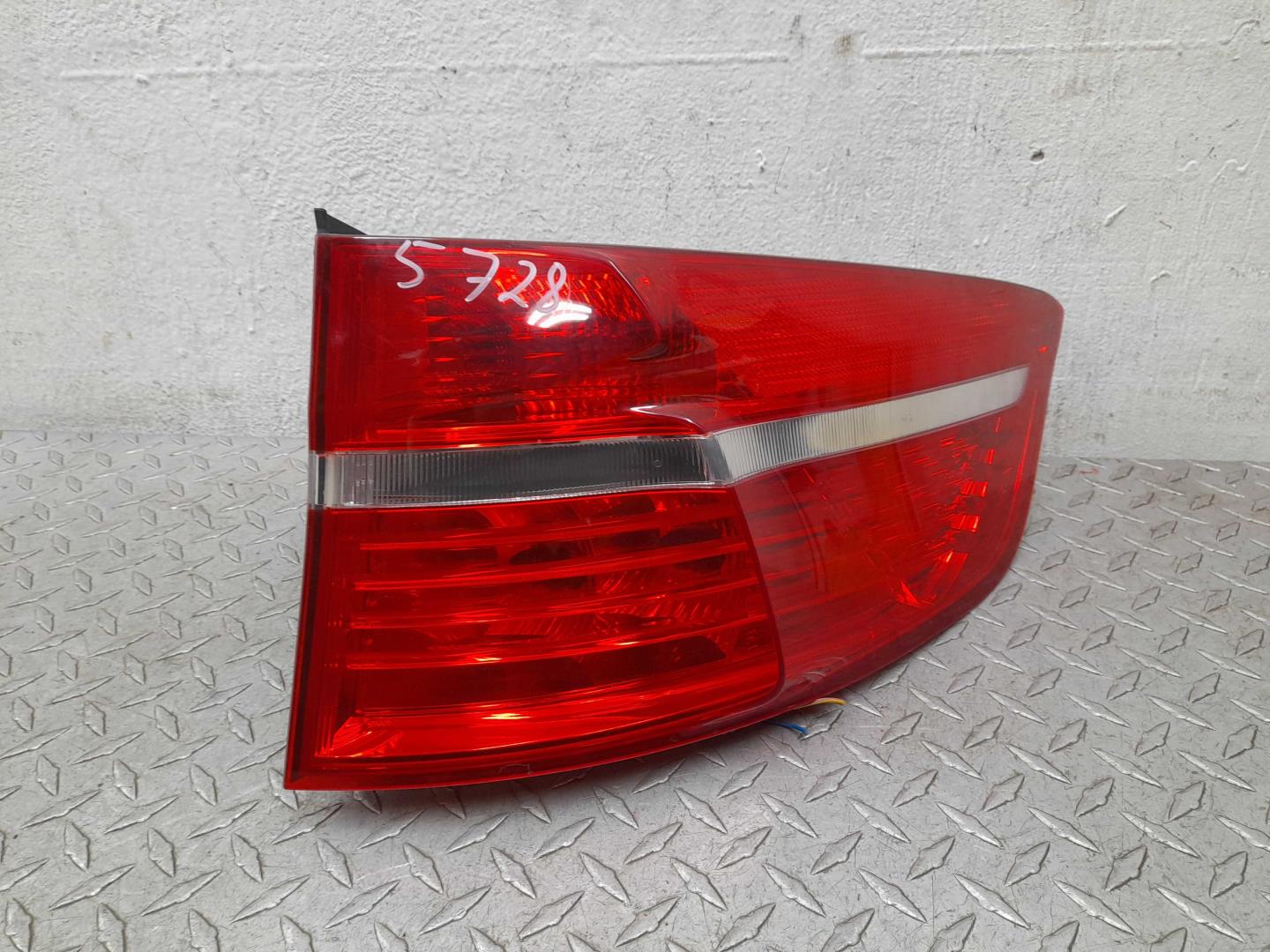 Фонарь задний наружный правый