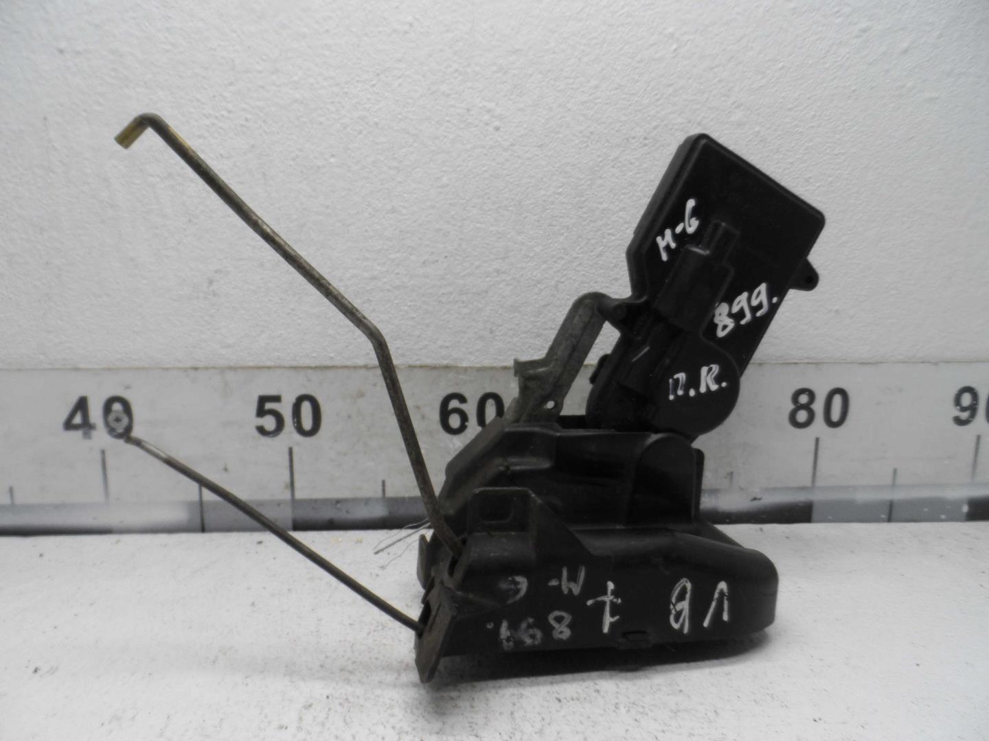 Замок двери передней правой