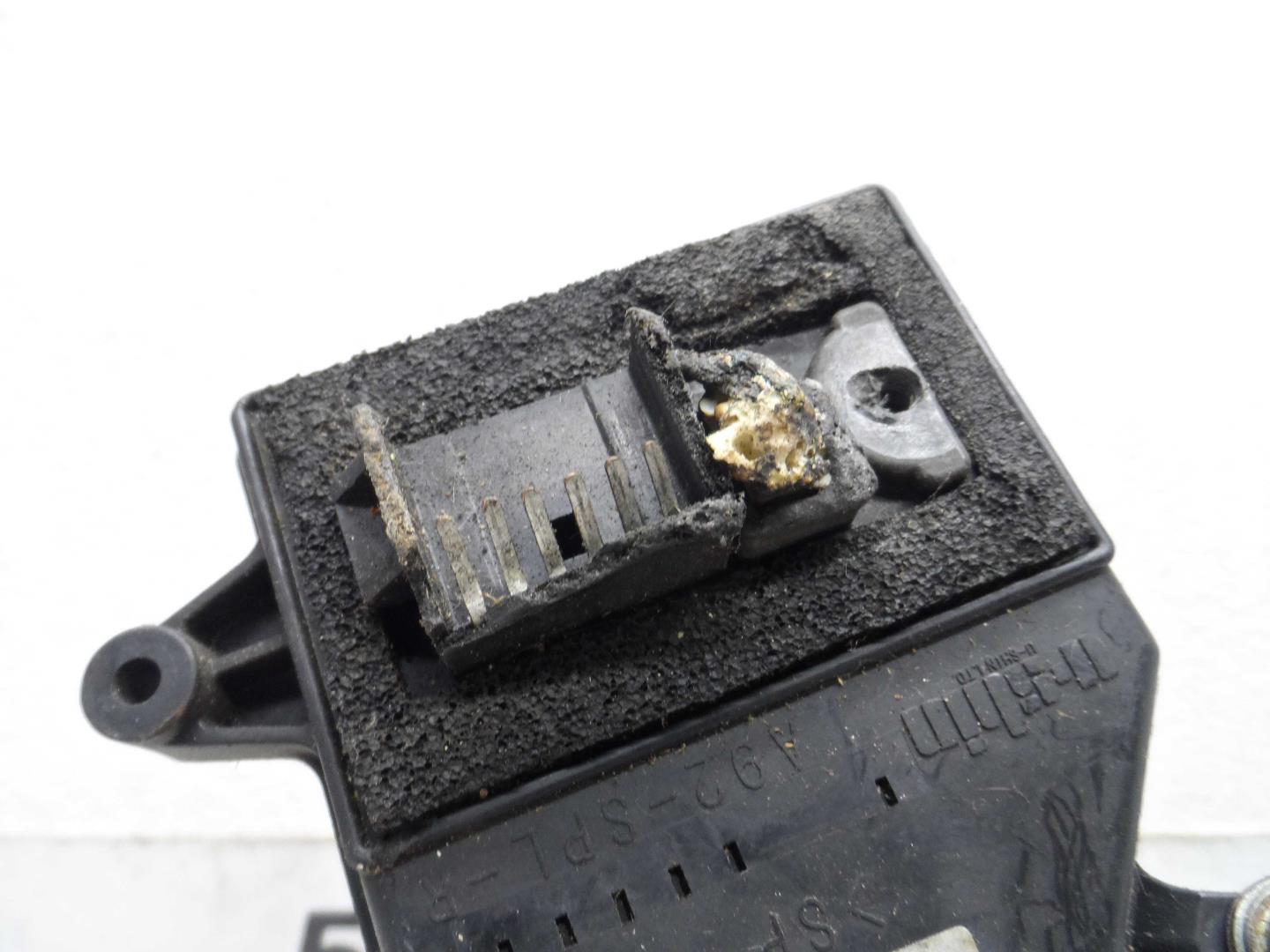 Замок двери передней правой