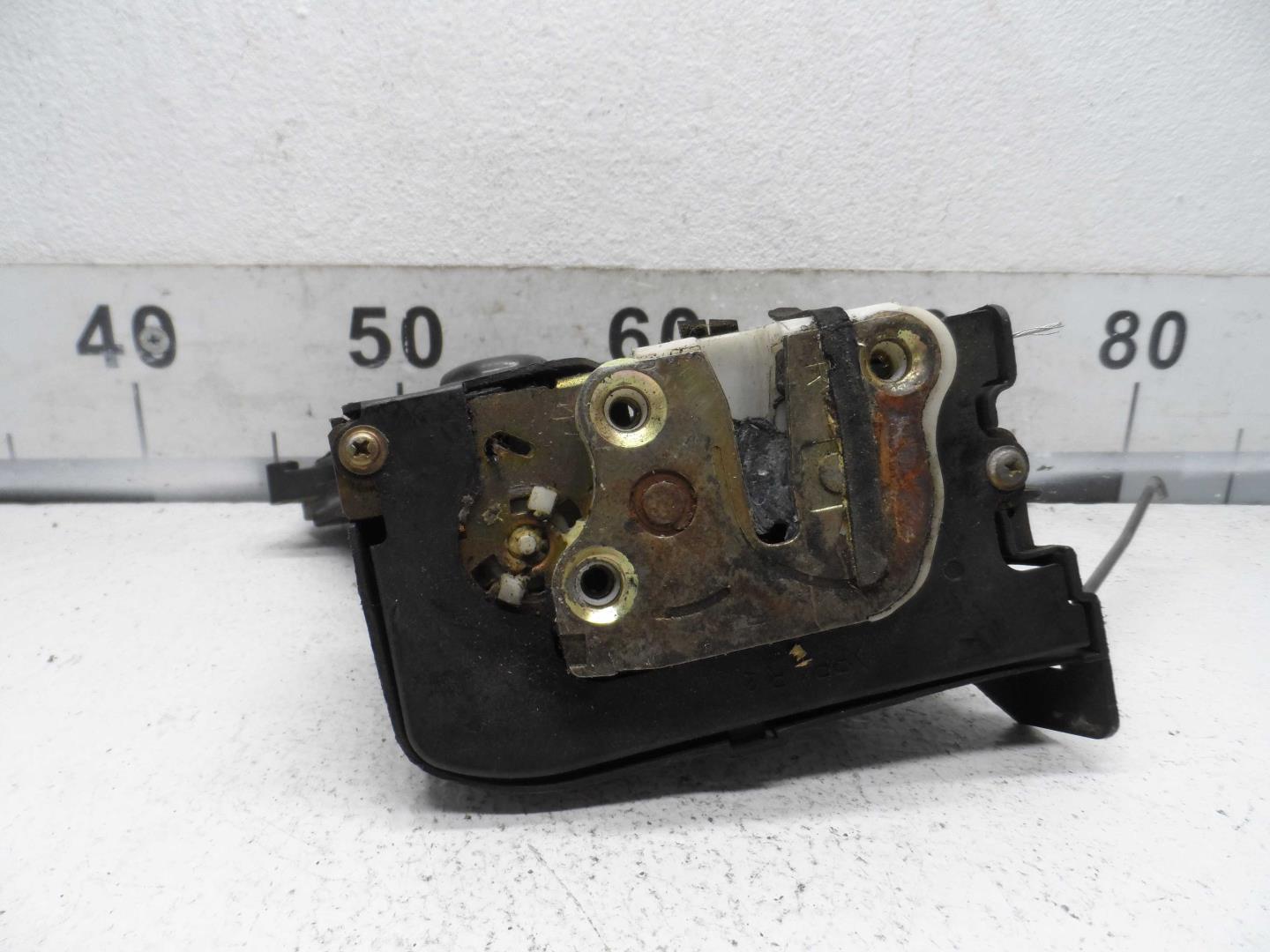 Замок двери передней правой