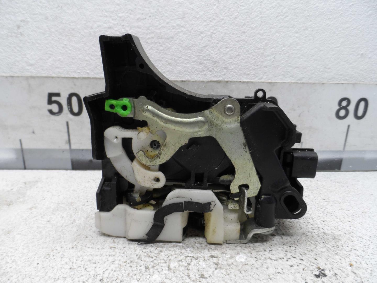 Замок двери передней левой