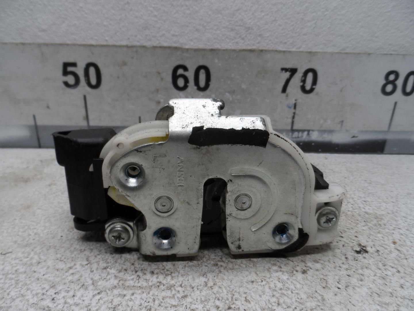 Замок двери передней левой