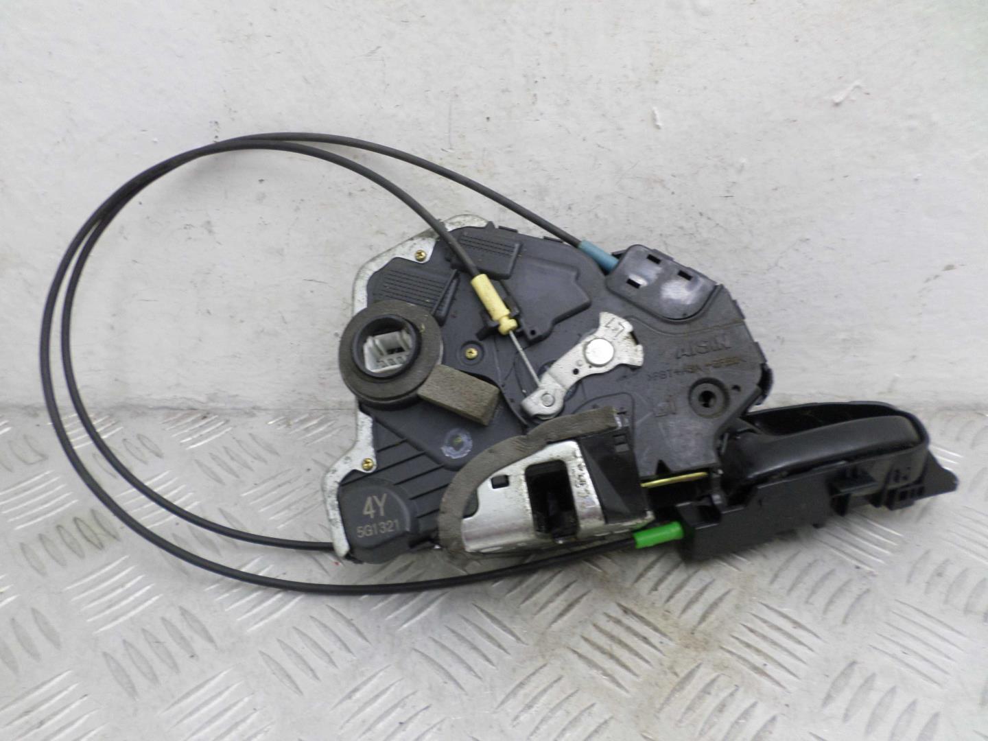 Замок двери передней левой