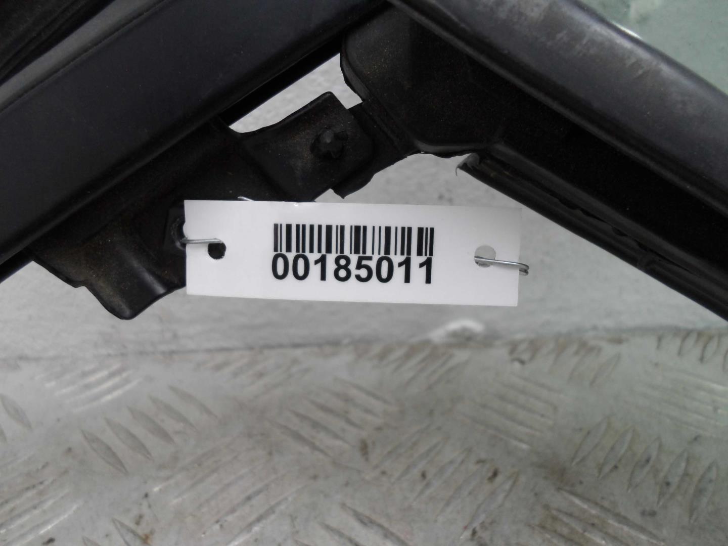 Стекло двери задней левой