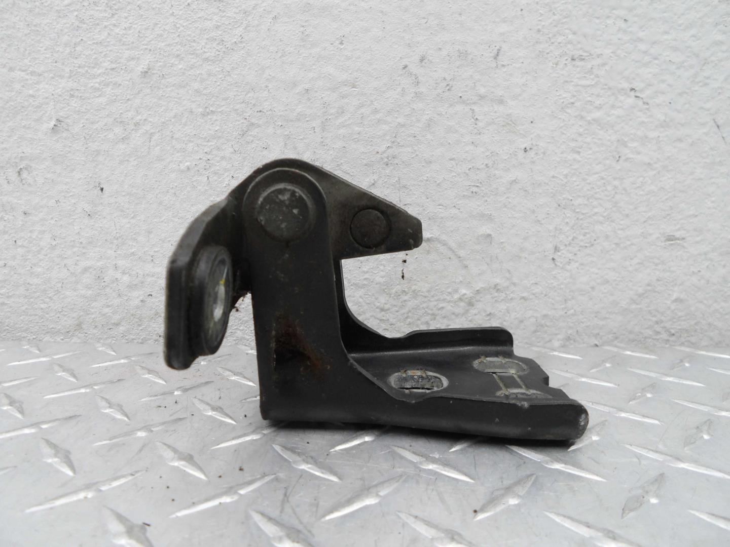 Петля двери