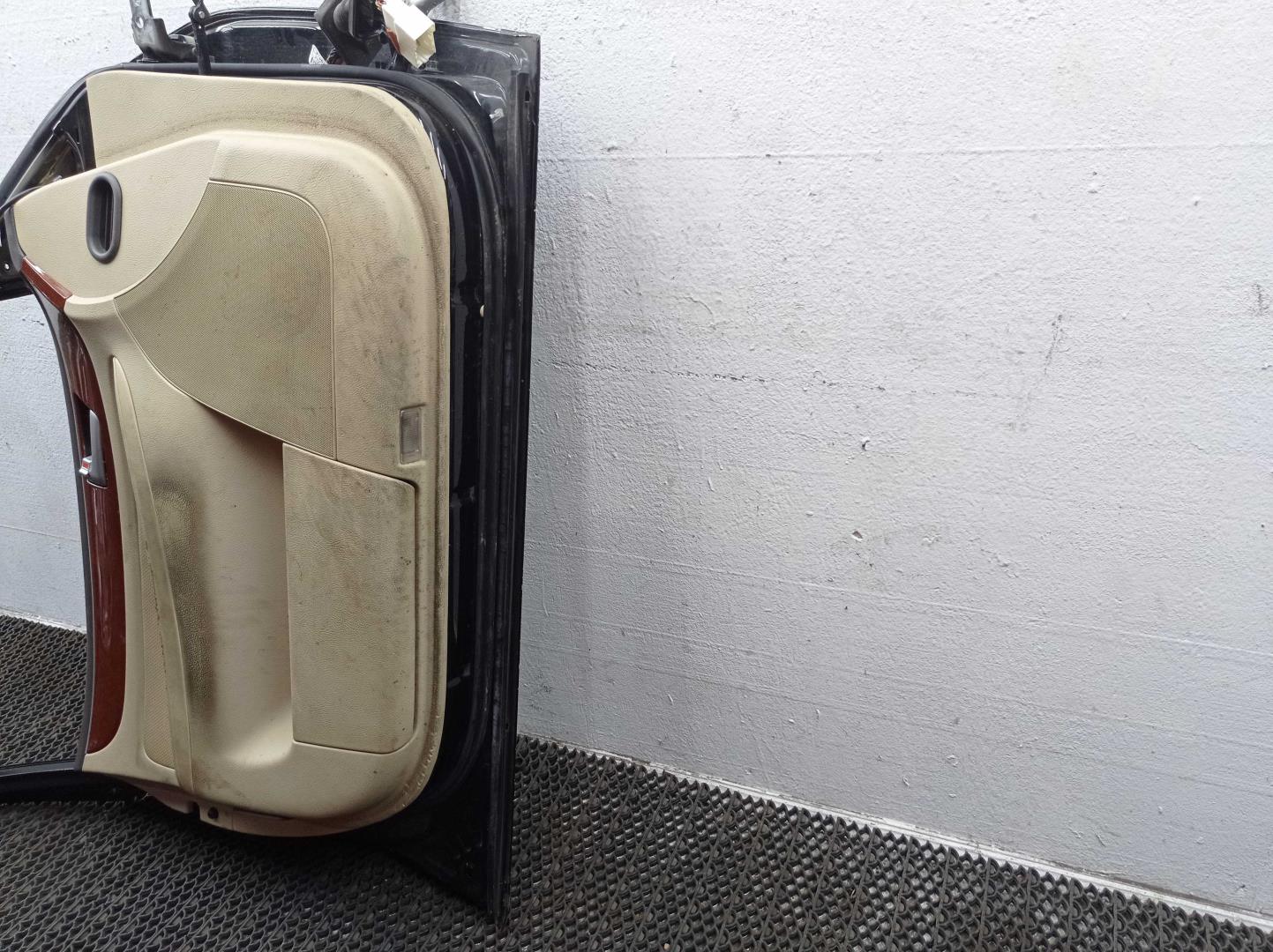 Замок двери передней левой