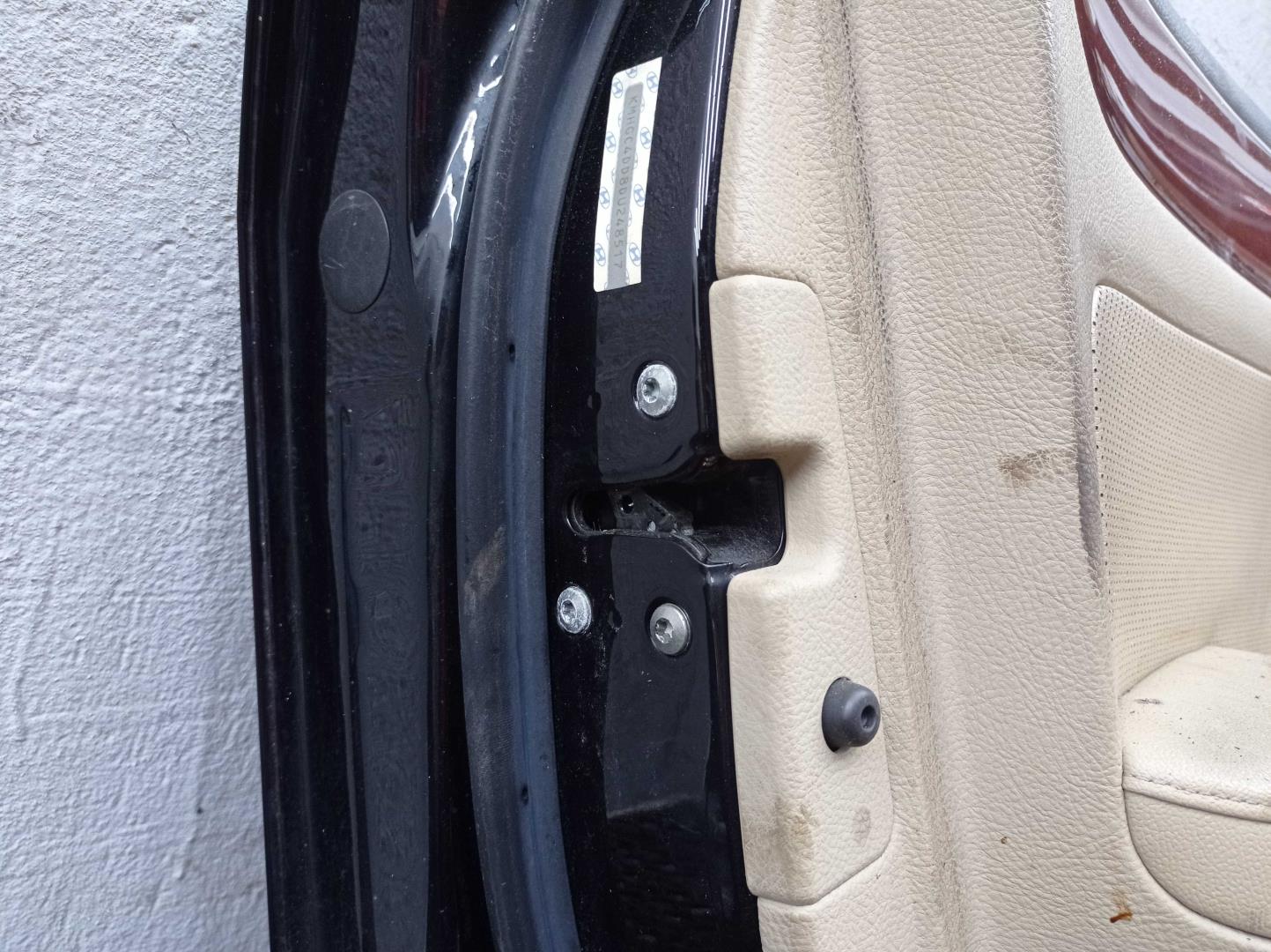 Петля двери передней