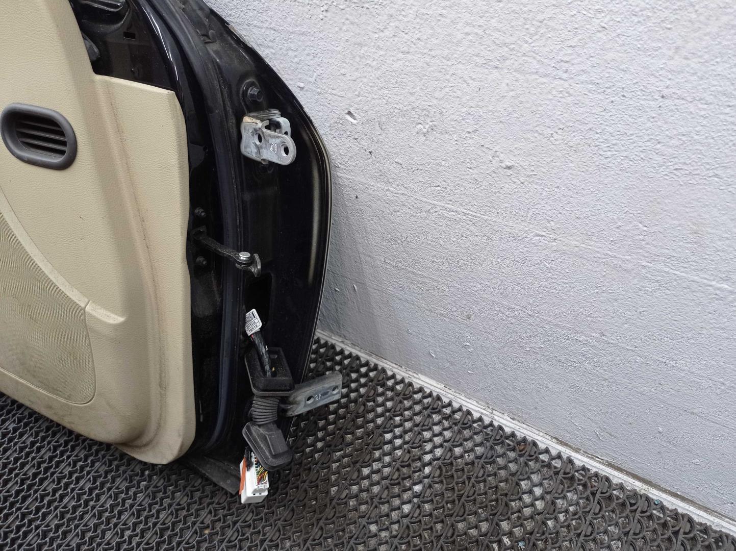 Петля двери передней