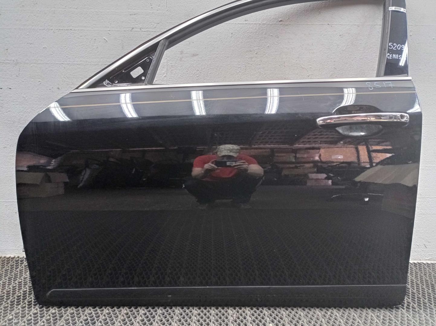 Петля двери передней