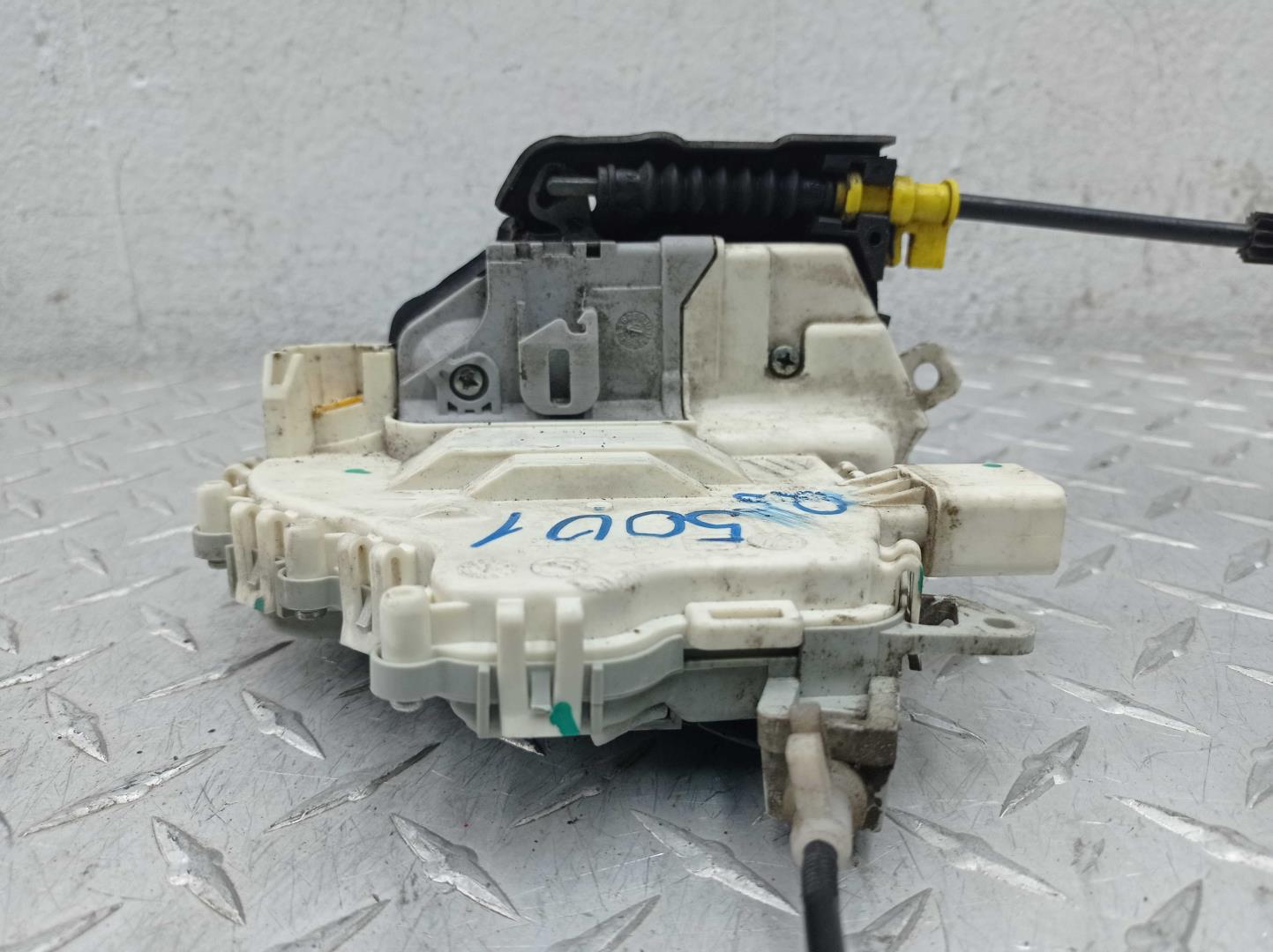 Замок двери передней левой