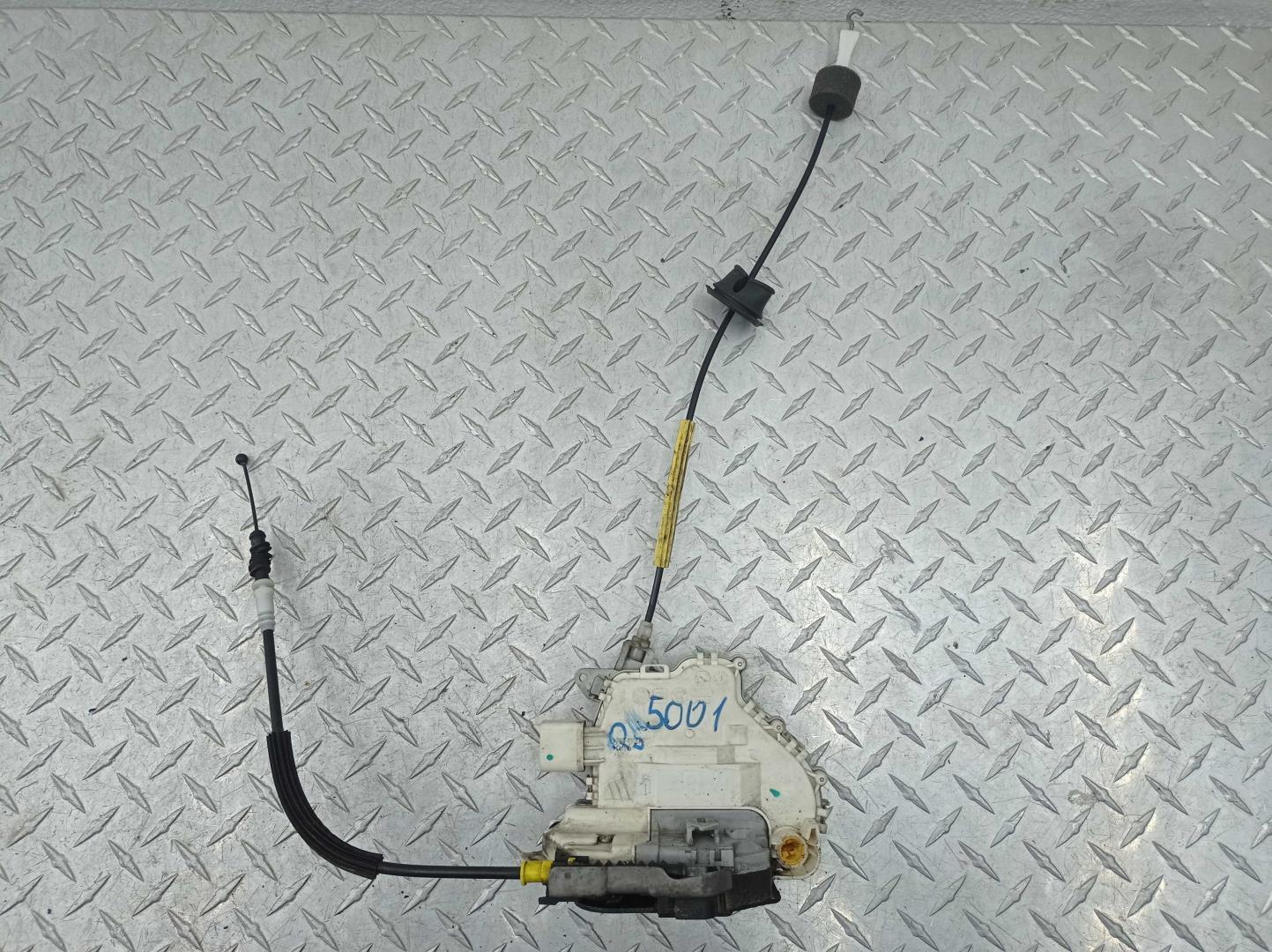 Замок двери передней левой