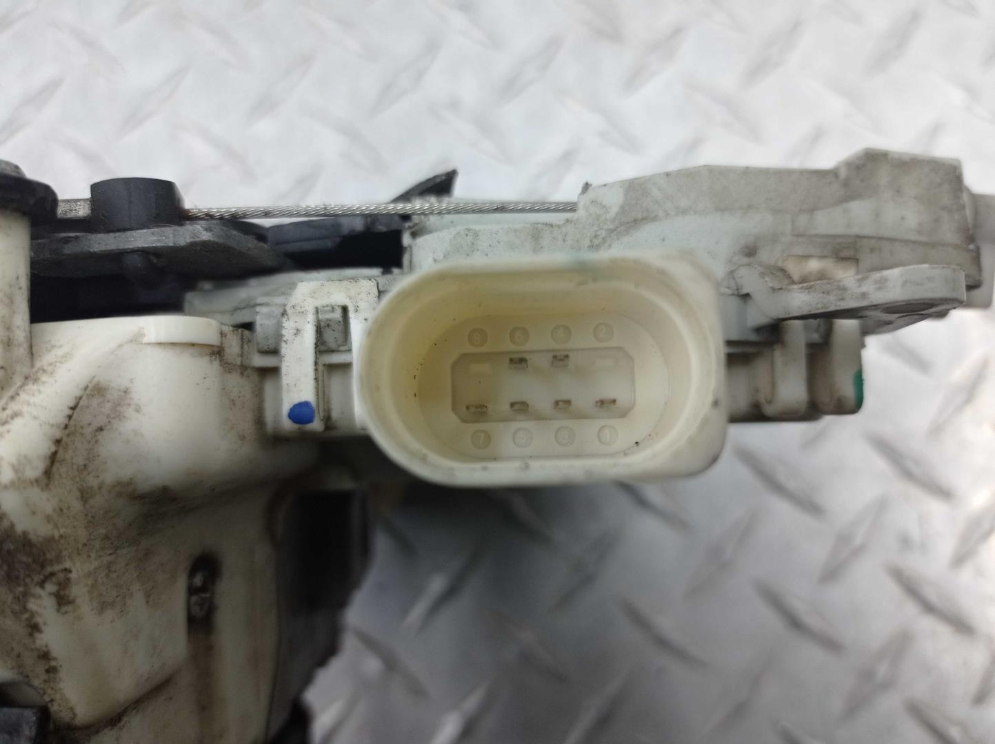 Замок двери передней левой