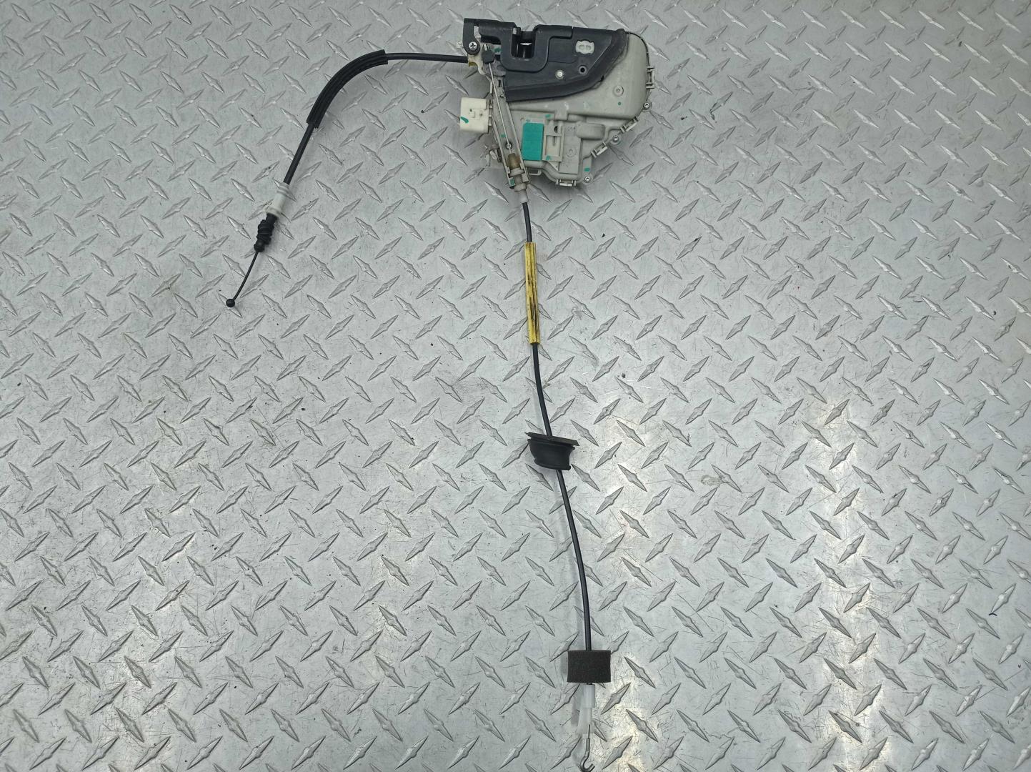 Замок двери передней левой