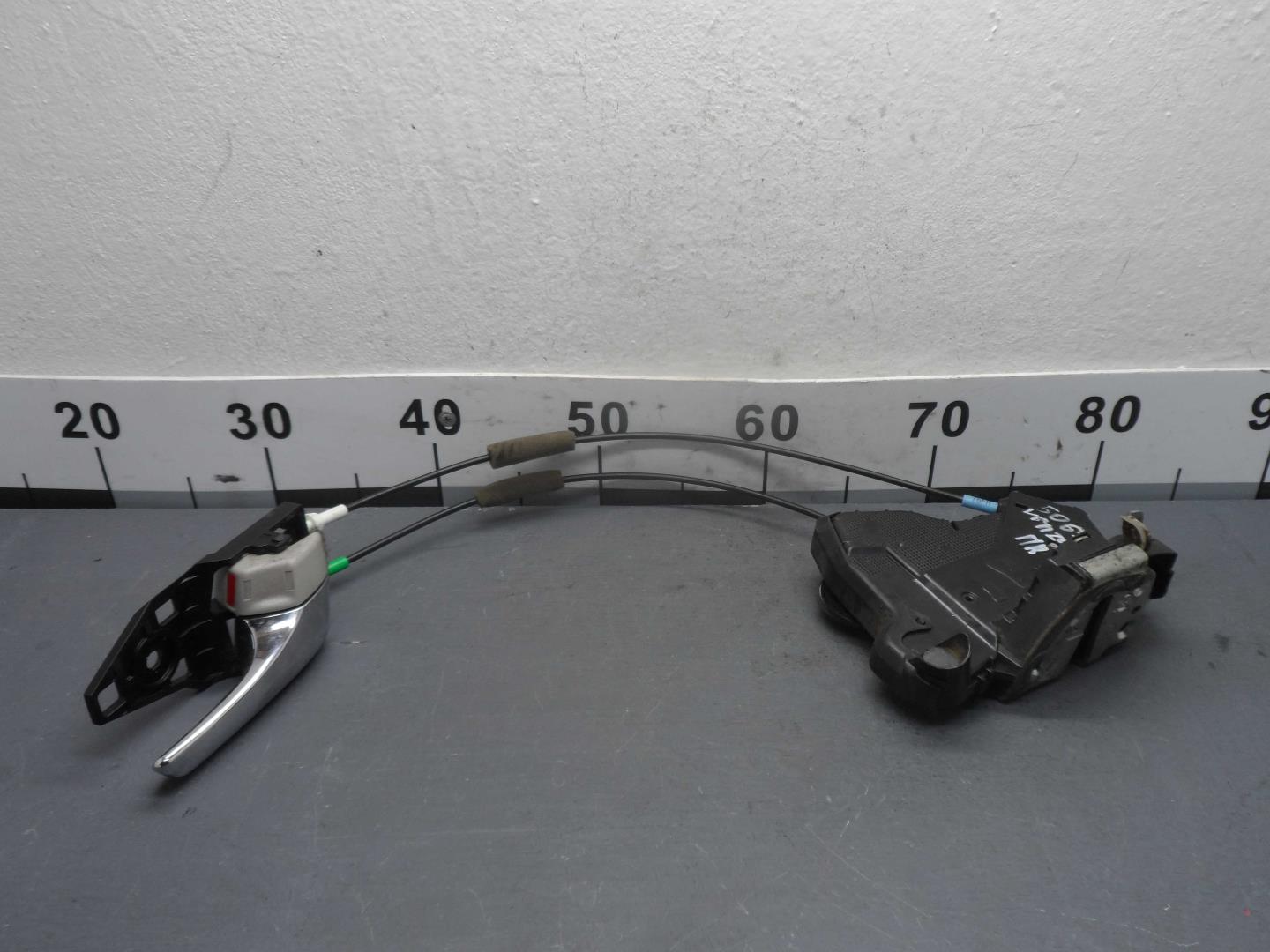 Замок двери передней правой