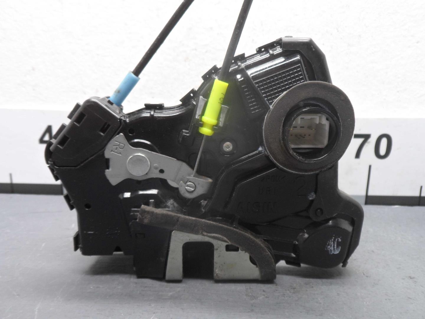 Замок двери передней правой