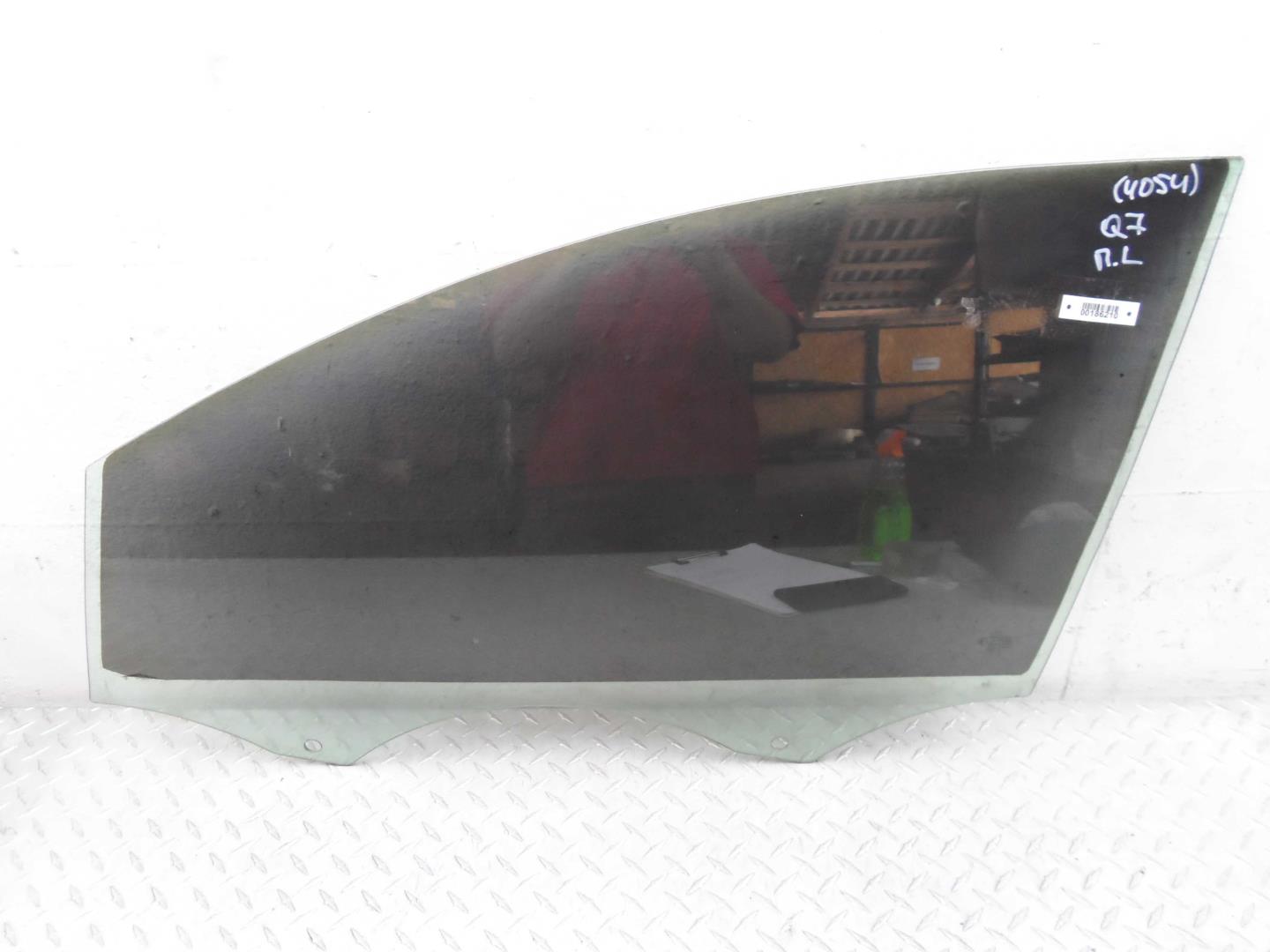 Стекло двери передней левой