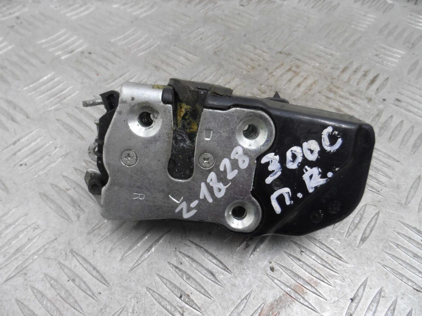 Замок двери задней правой