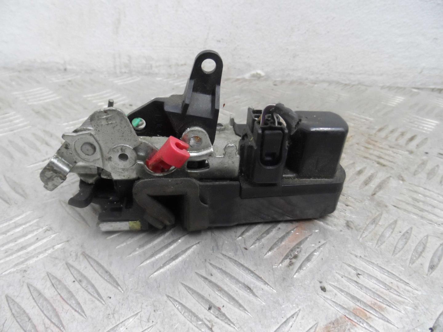 Замок двери задней правой