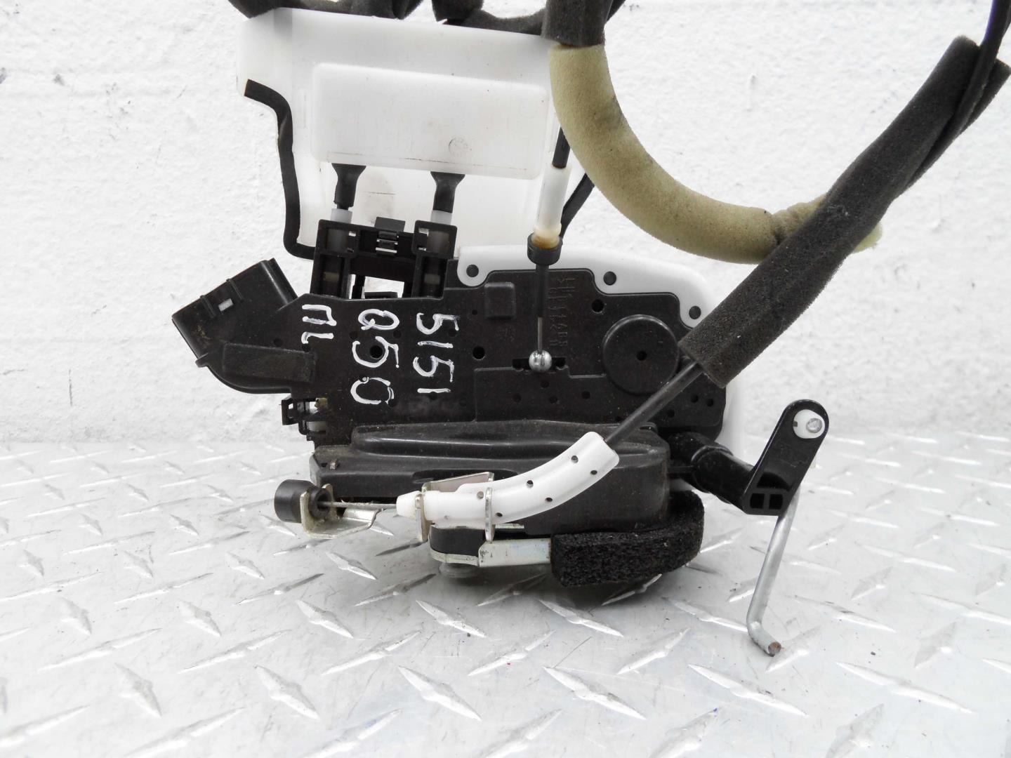 Замок двери передней левой