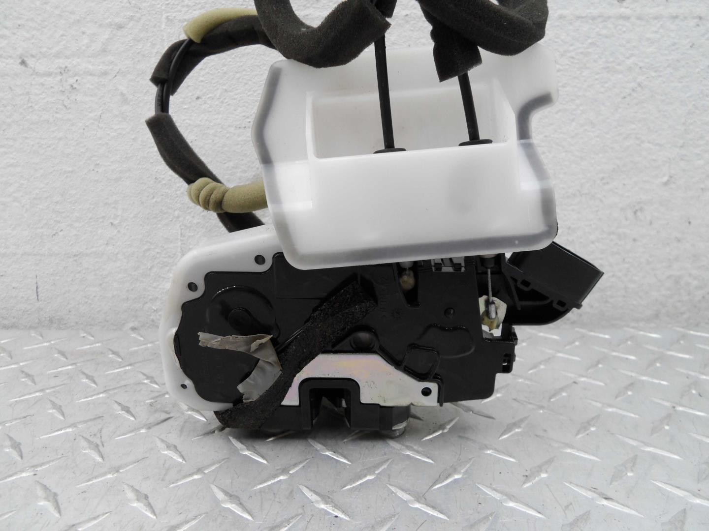 Замок двери передней левой