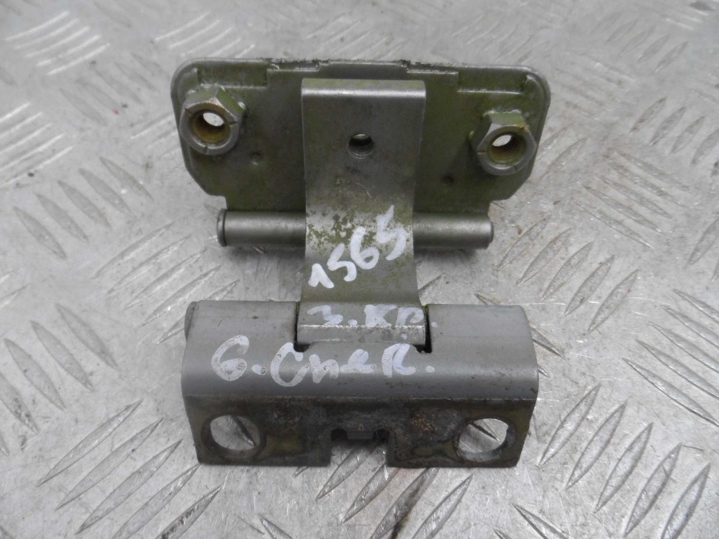 Петля крышки багажника