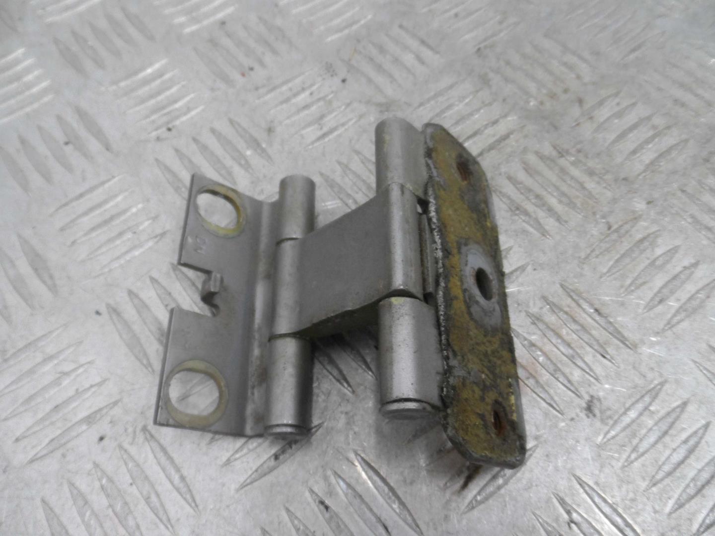 Петля крышки багажника