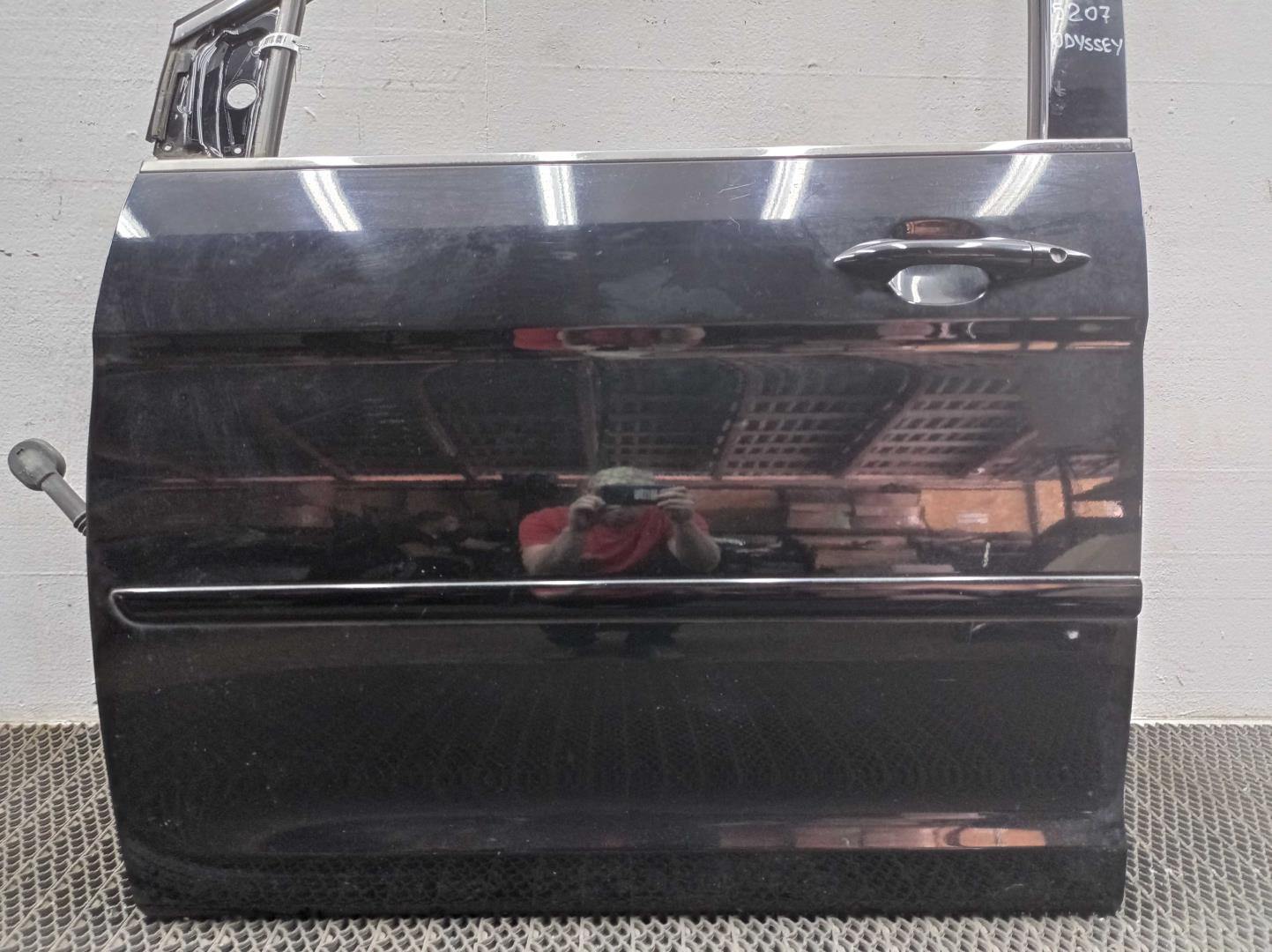 Петля двери передней