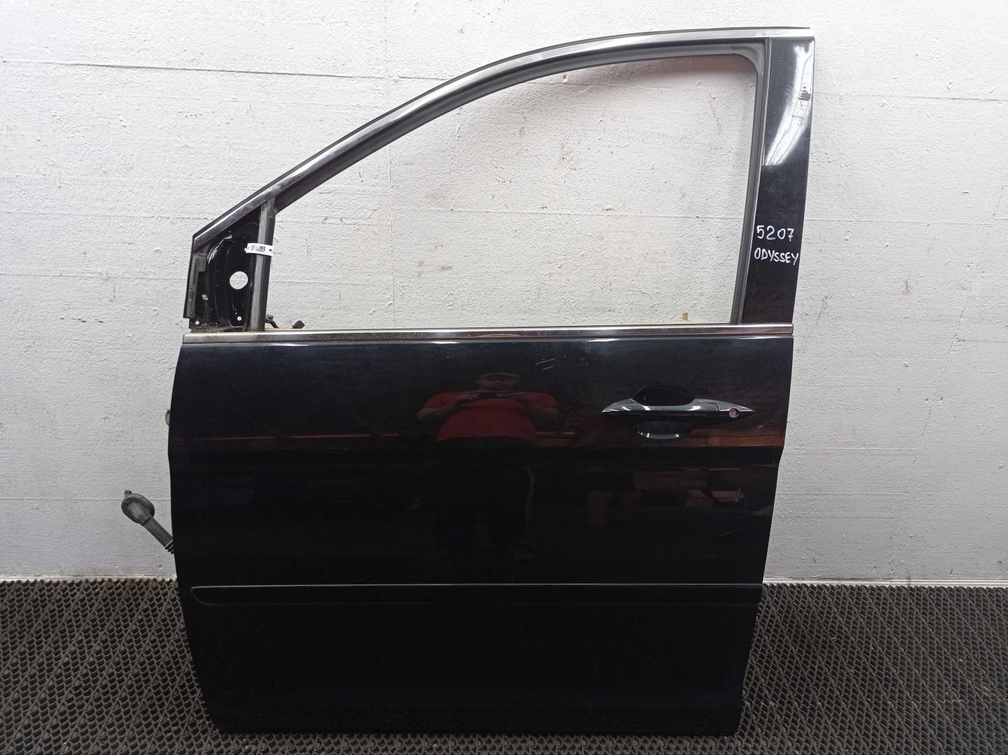 Петля двери передней