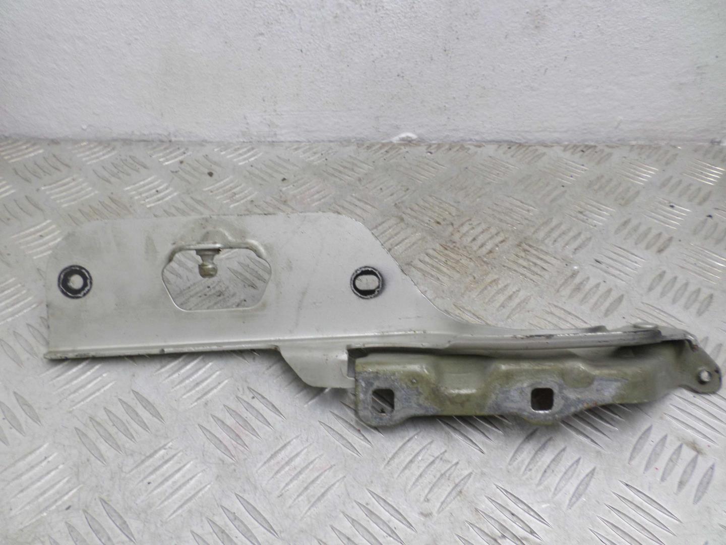 Петля капота левая