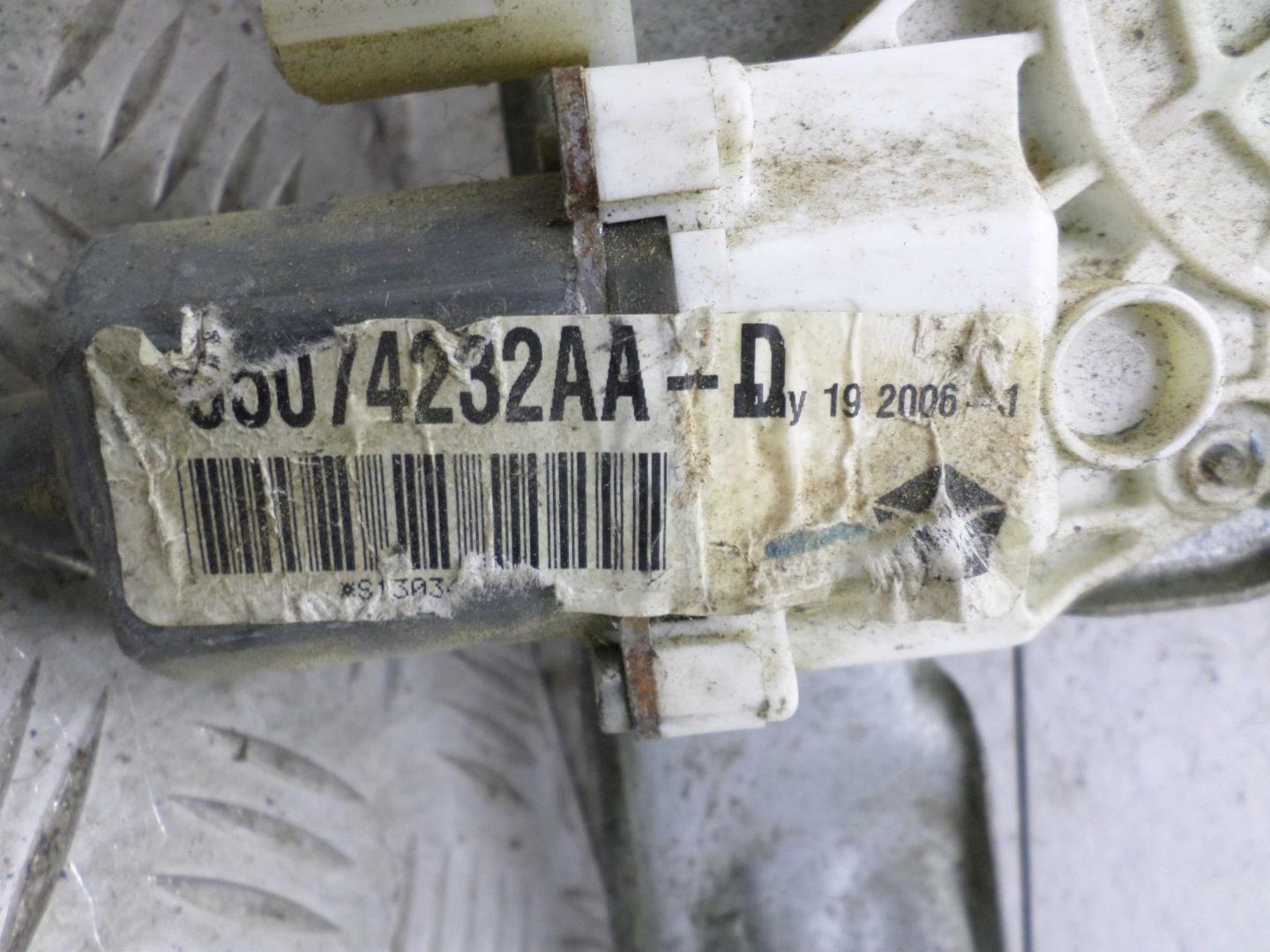 Стеклоподъемник электр. задний правый